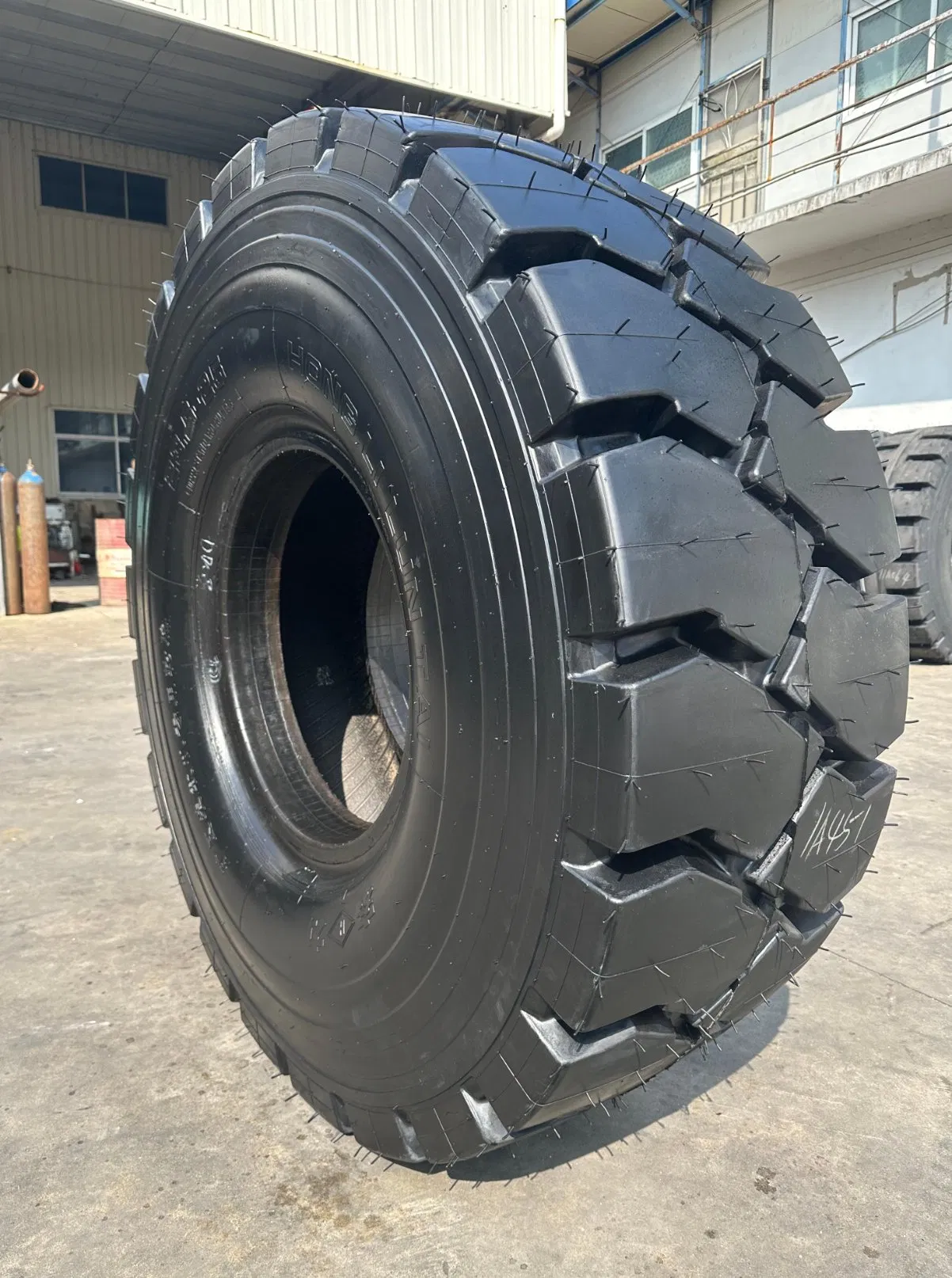 23.5-25 Extra Heavy-Duty Thickened OTR Tire, EL55 Tread - China Supplier for Construction/Mining