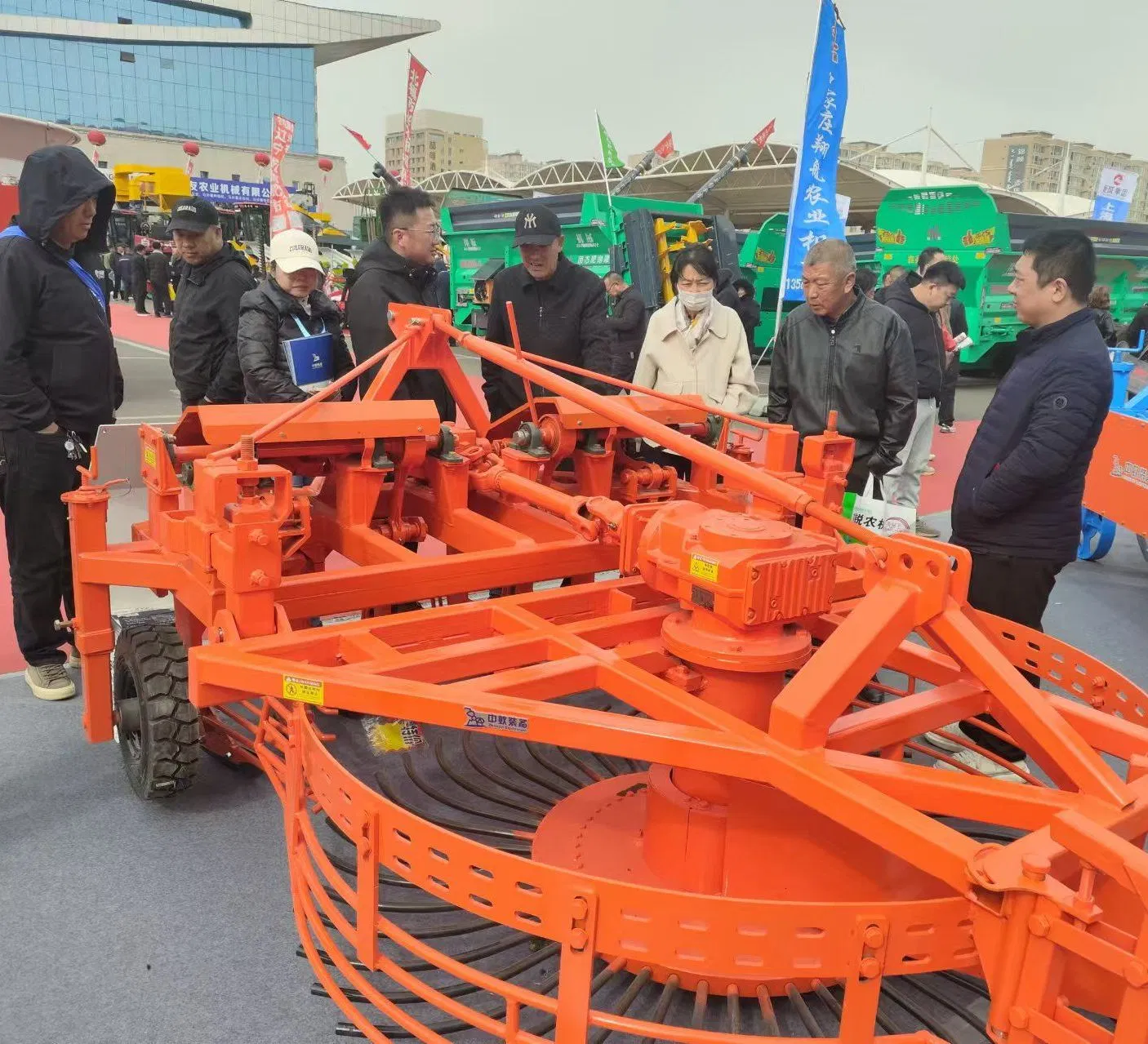 4-Row Beet Harvesting Machine with Customizable Plow Blade