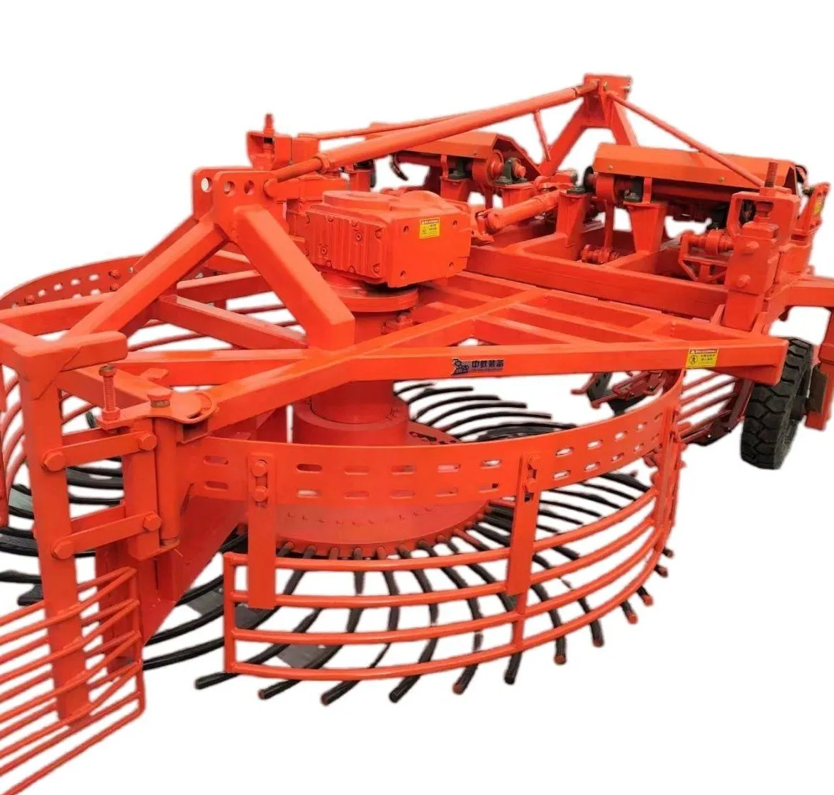 Beet Pulling and Gathering Machine with Tensified Sieve for Sufficiently Beet Harvesting Opreating Width More Than 3m