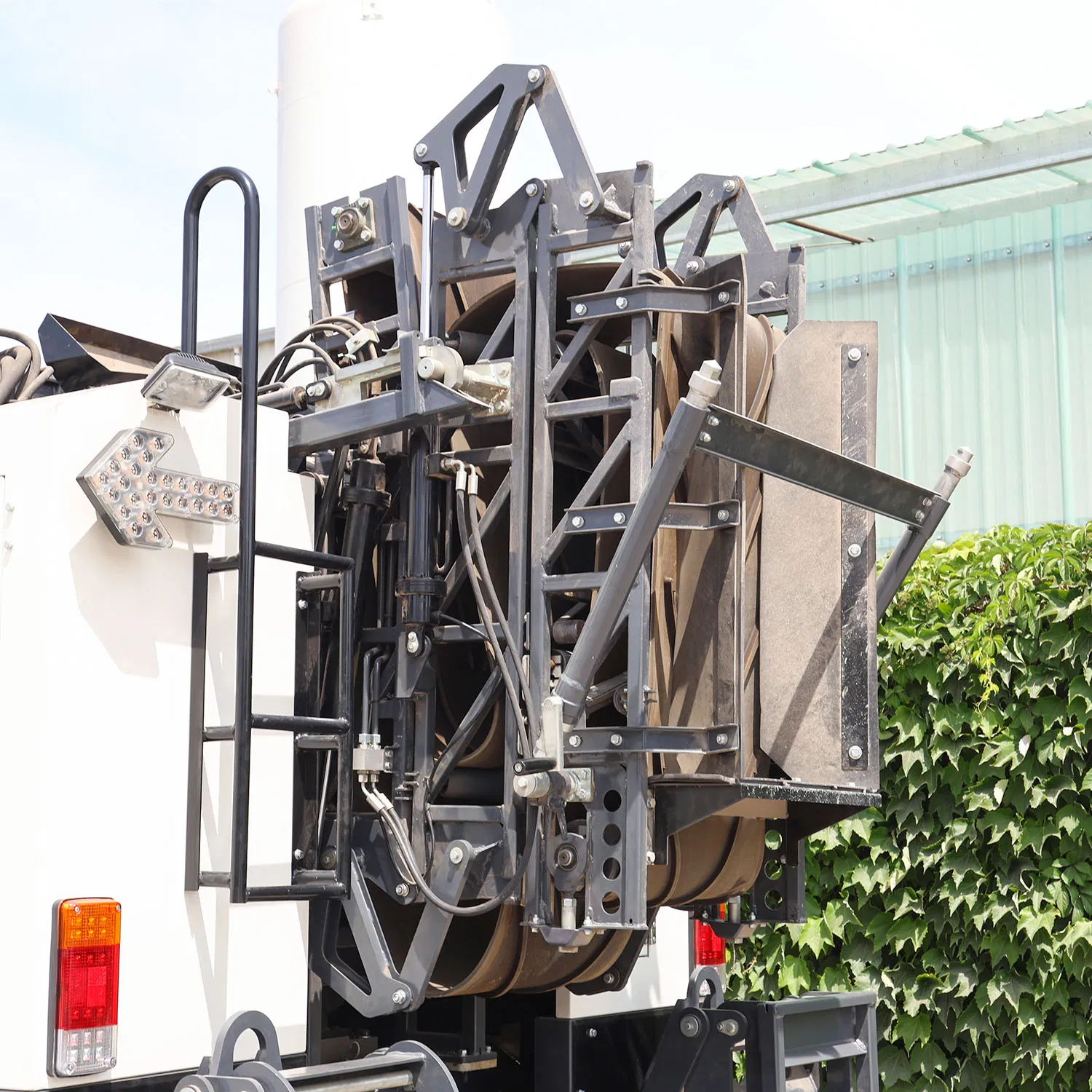 High-Efficiency Asphalt Patcher Machine with 270 L Fuel Tank for Road Construction