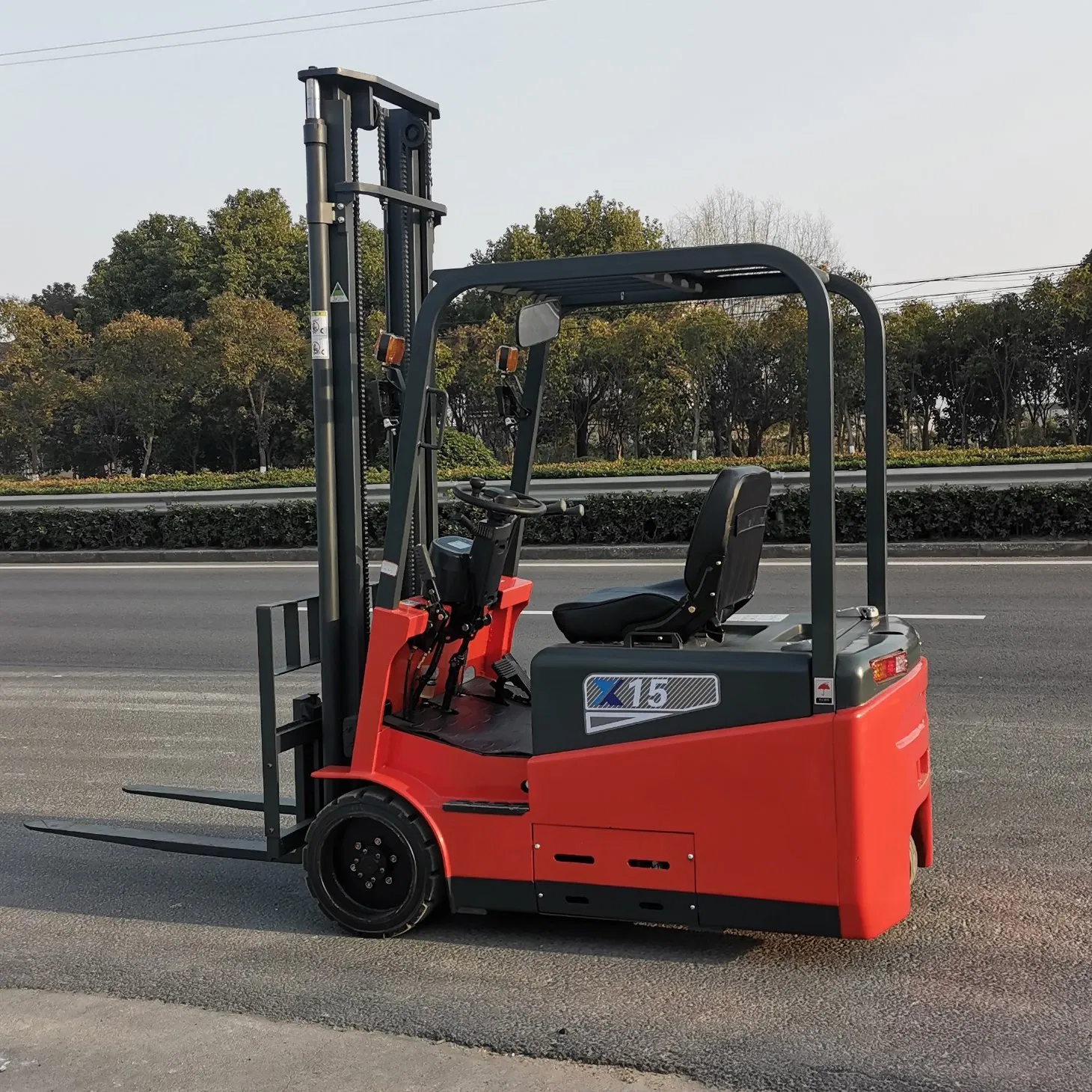 1.5ton 1500kg Lifting Height 2500mm Three Wheel Counterbalanced Battery Operated Electric Material Handling Equipment