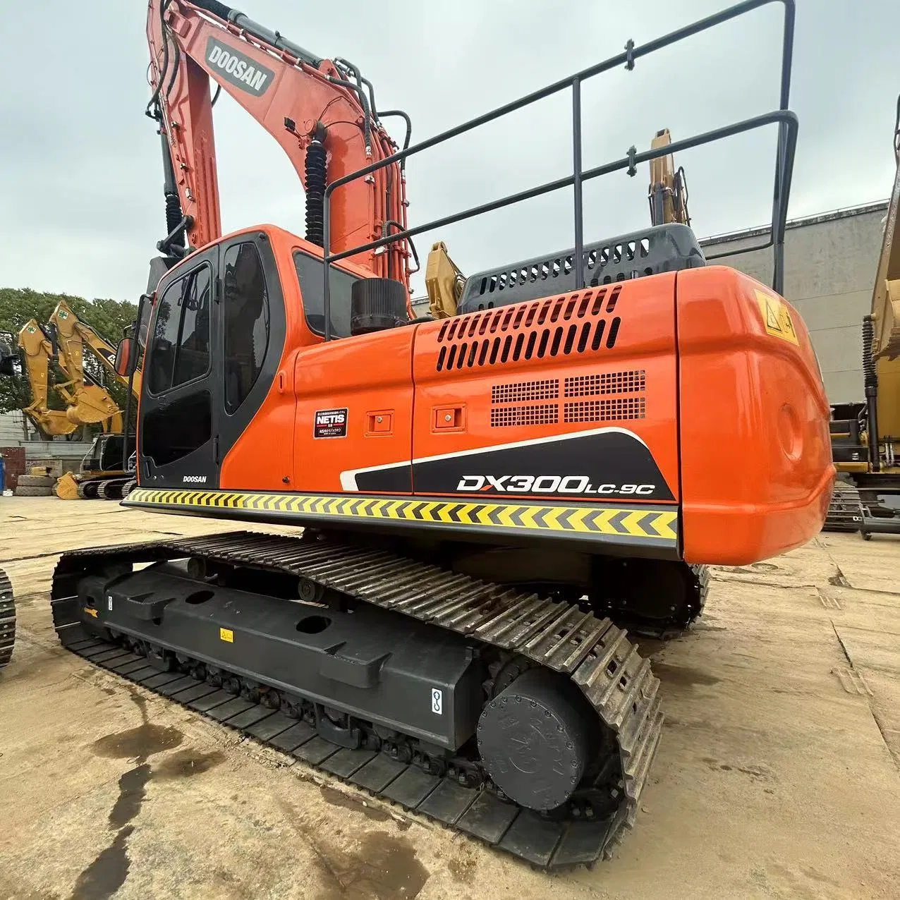 Rugged Doosan Dx300LC-9c Crawler Excavator Powerful 30-Ton Workhorse with Low-Priced Pre-Owned Unit Available Now