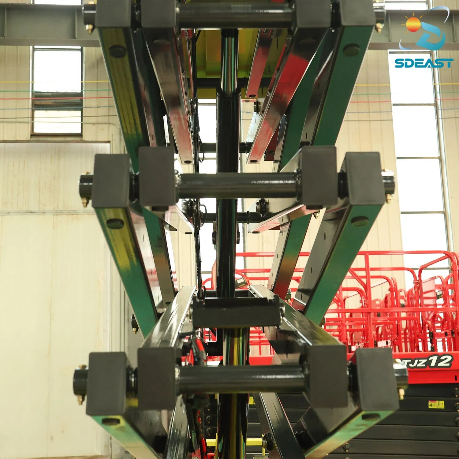 Heavy Duty Electric Scissor Lift Self Propelled Hydraulic Aerial Work Platform Mobile Lifting Equipment for Warehouse Construction Maintenance