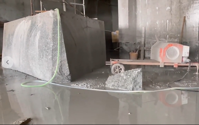 22kw 37kw Track Diamond Wire Saw Machine for Mountain Quarry Stone Cutting