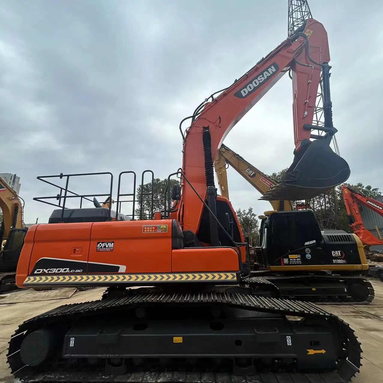 Rugged Doosan Dx300LC-9c Crawler Excavator Powerful 30-Ton Workhorse with Low-Priced Pre-Owned Unit Available Now