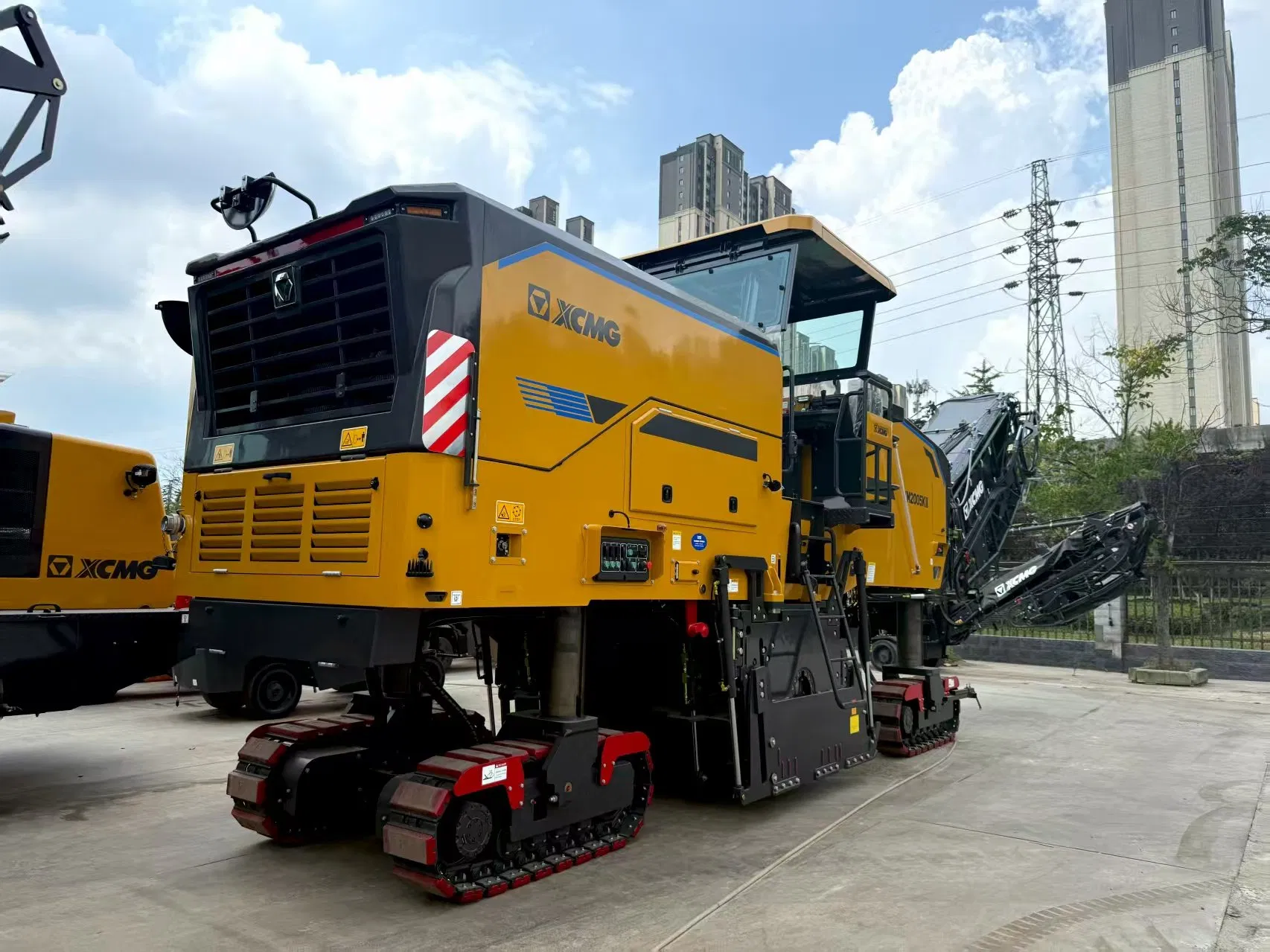 China Used Road Construction 2m Asphalt Cold Milling Machine Lifting Equipment