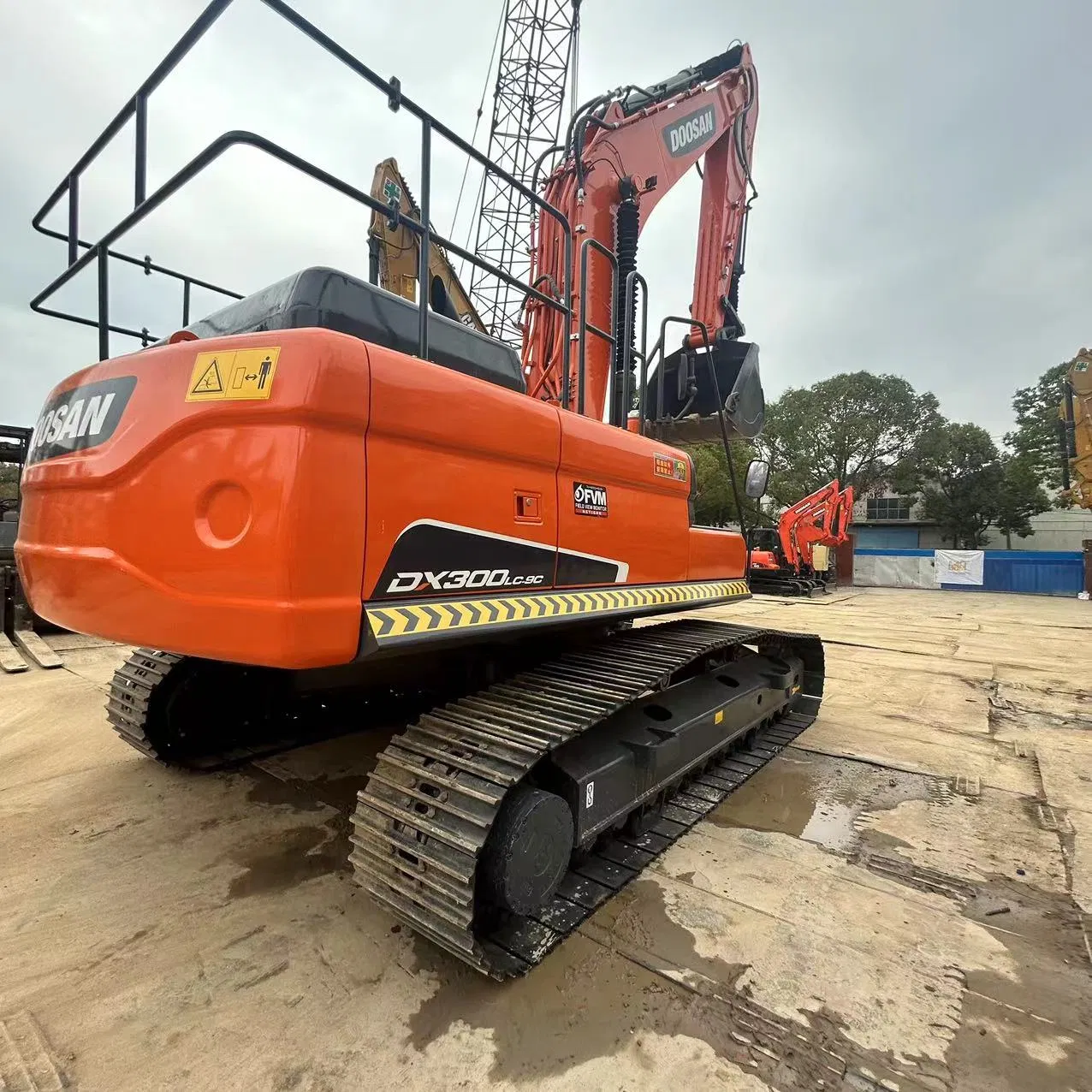 Rugged Doosan Dx300LC-9c Crawler Excavator Powerful 30-Ton Workhorse with Low-Priced Pre-Owned Unit Available Now
