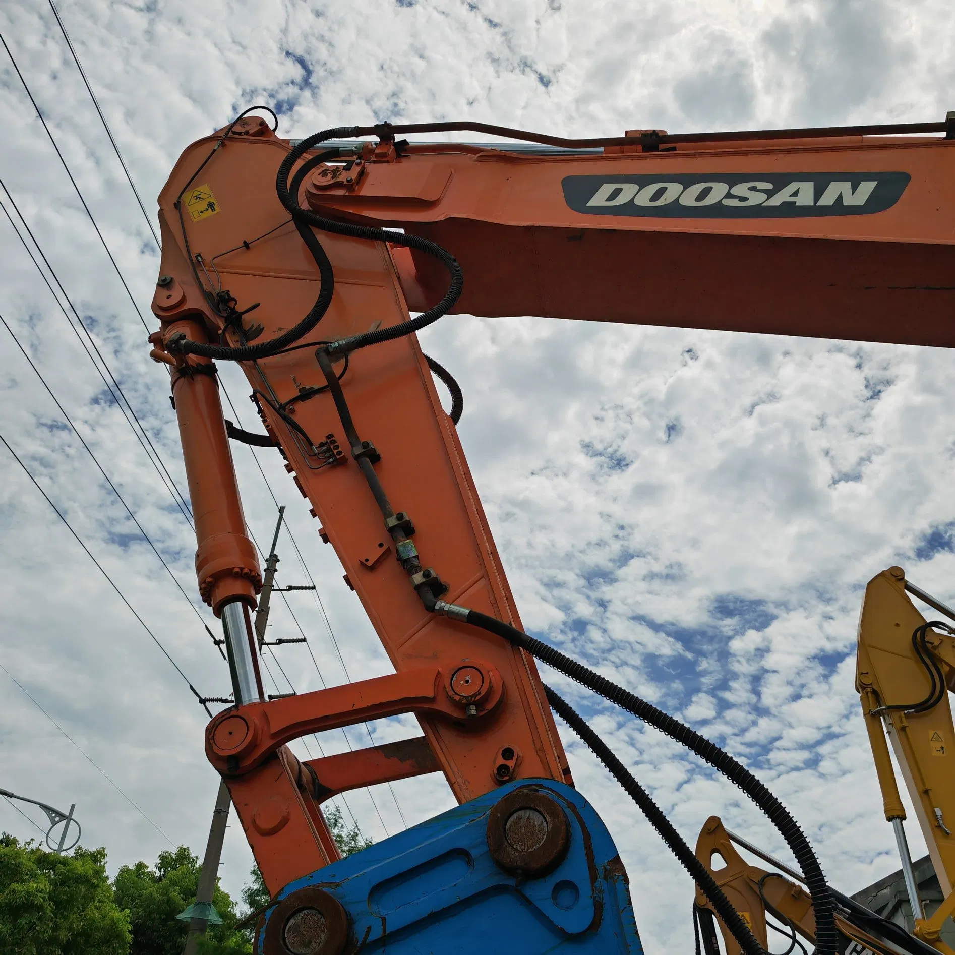 Reliable Doosan Dx500LC Pre Owned 50 Ton Excavator Available for Large Scale Construction and Bulk Material Handling