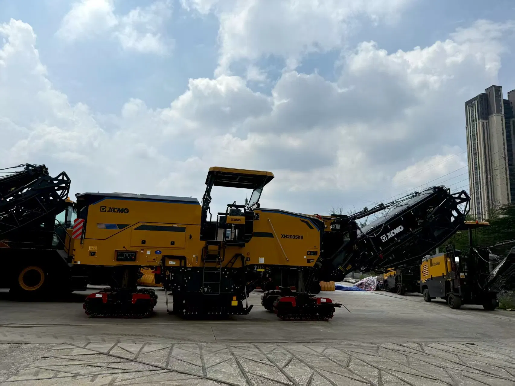 China Used Road Construction 2m Asphalt Cold Milling Machine Lifting Equipment