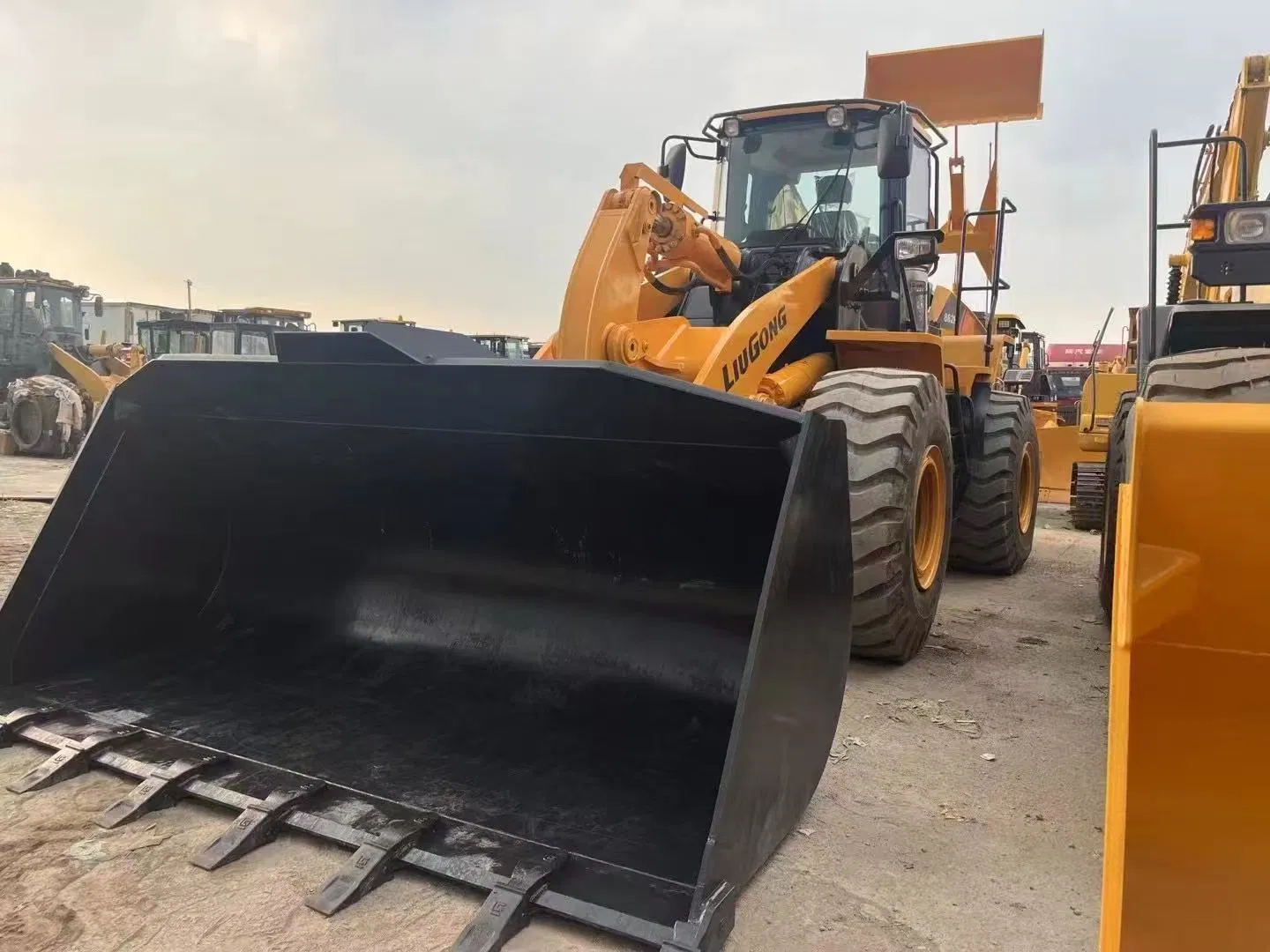 Liugong 862h Loader View 4