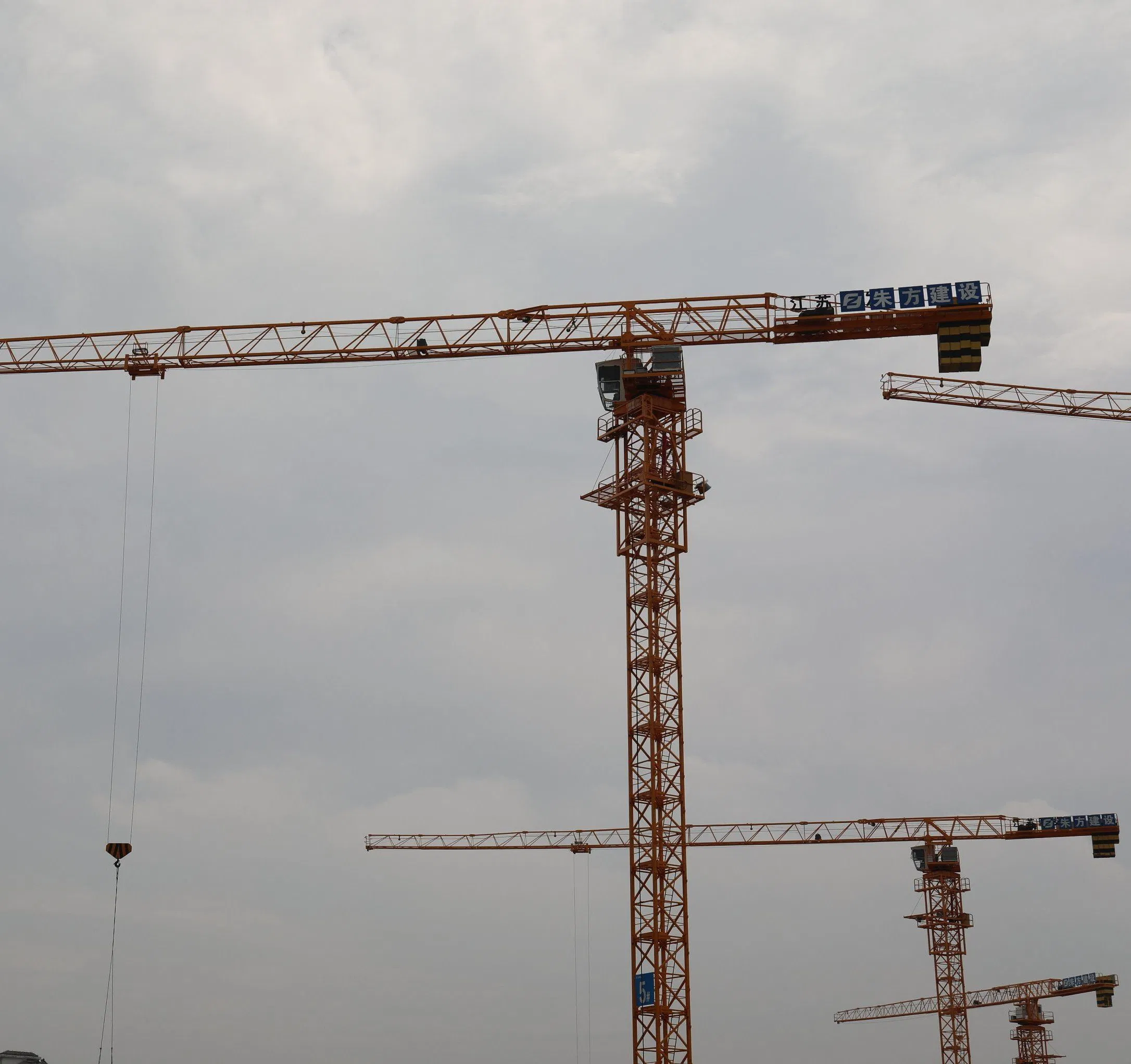ISO-Compliant Chinese 5-16 Ton Lifting Capacity Tower Crane Heavy Construction Equipment