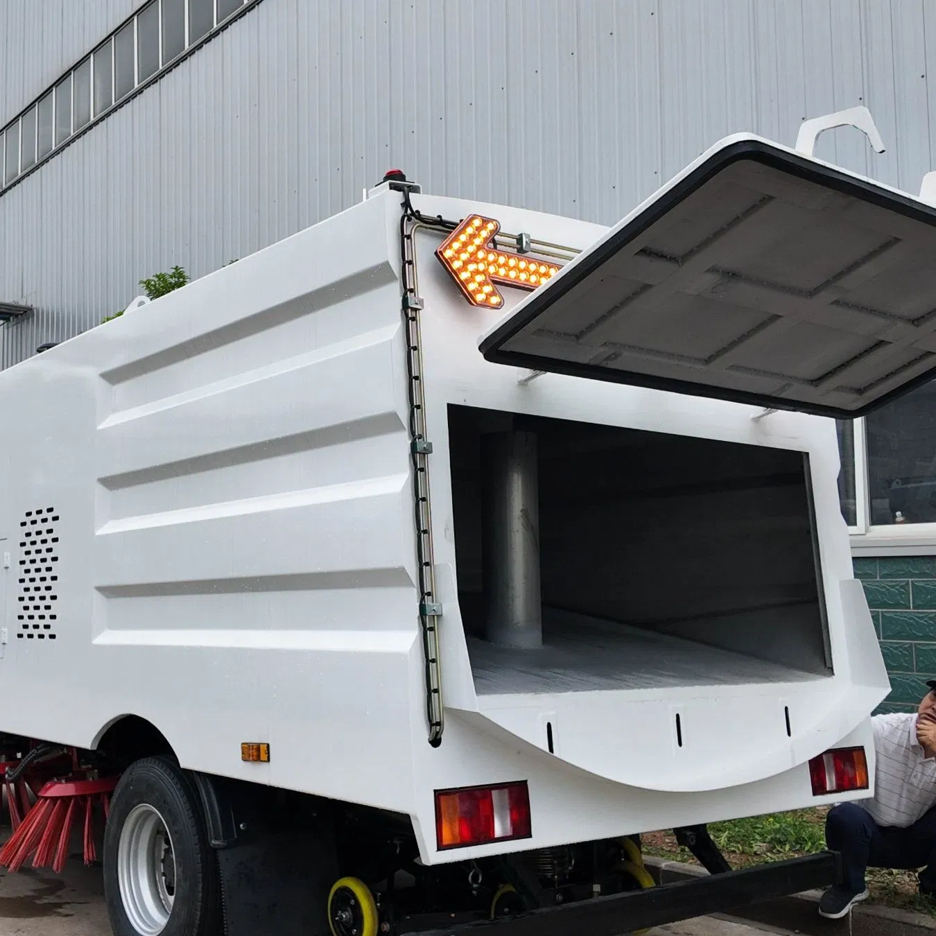 SINOTRUK HOWO 4x2 Municipal Road Sweeper Truck Road Clean Truck High-Performance Sweeping Brushes and Intelligent Remote Operation System Sweeper Truck