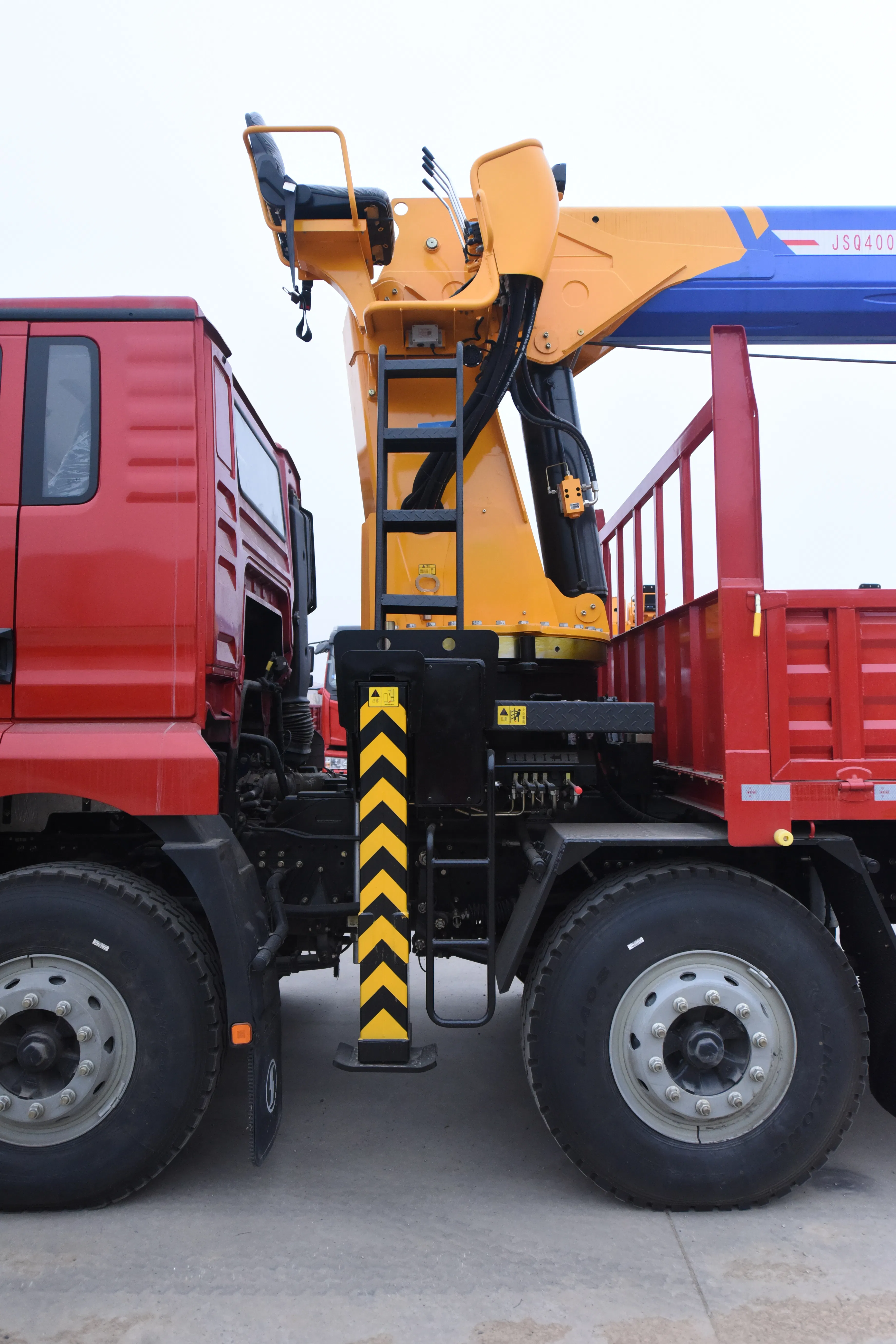 Efficient Crane Truck with Load-Retractable Boom for Heavy Operations