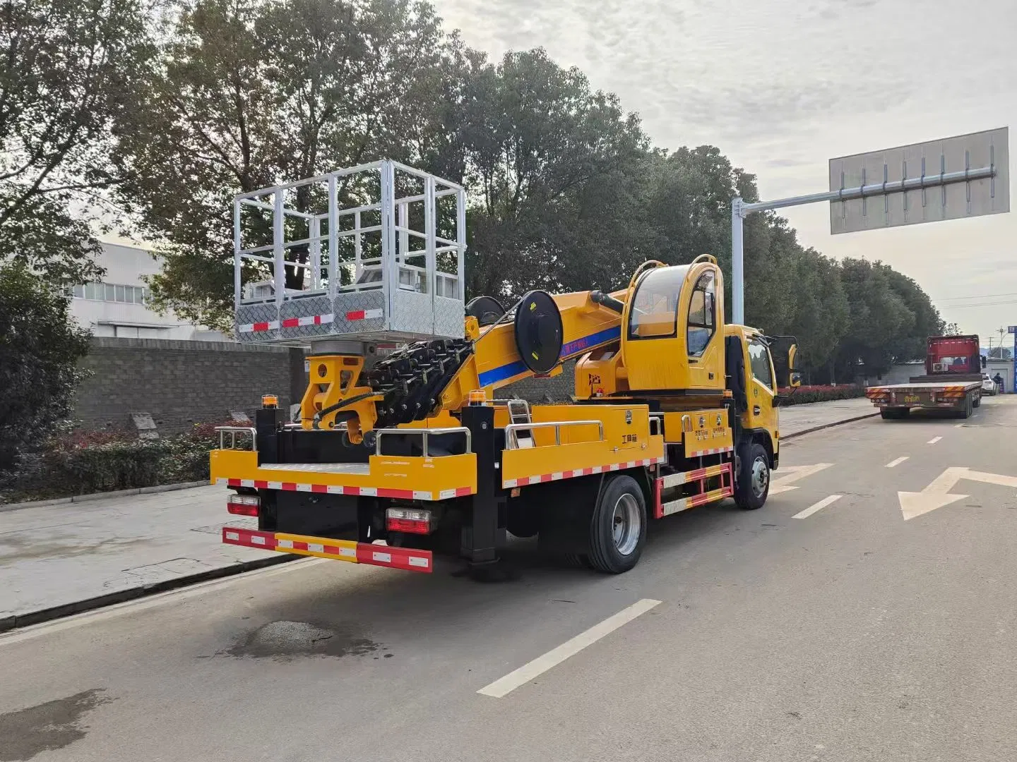 Factory Sale 23m 27m 30m 35m 45m Aerial Work Truck Boom Lift Truck Aerial Work Platform Truck High Quality Low Price