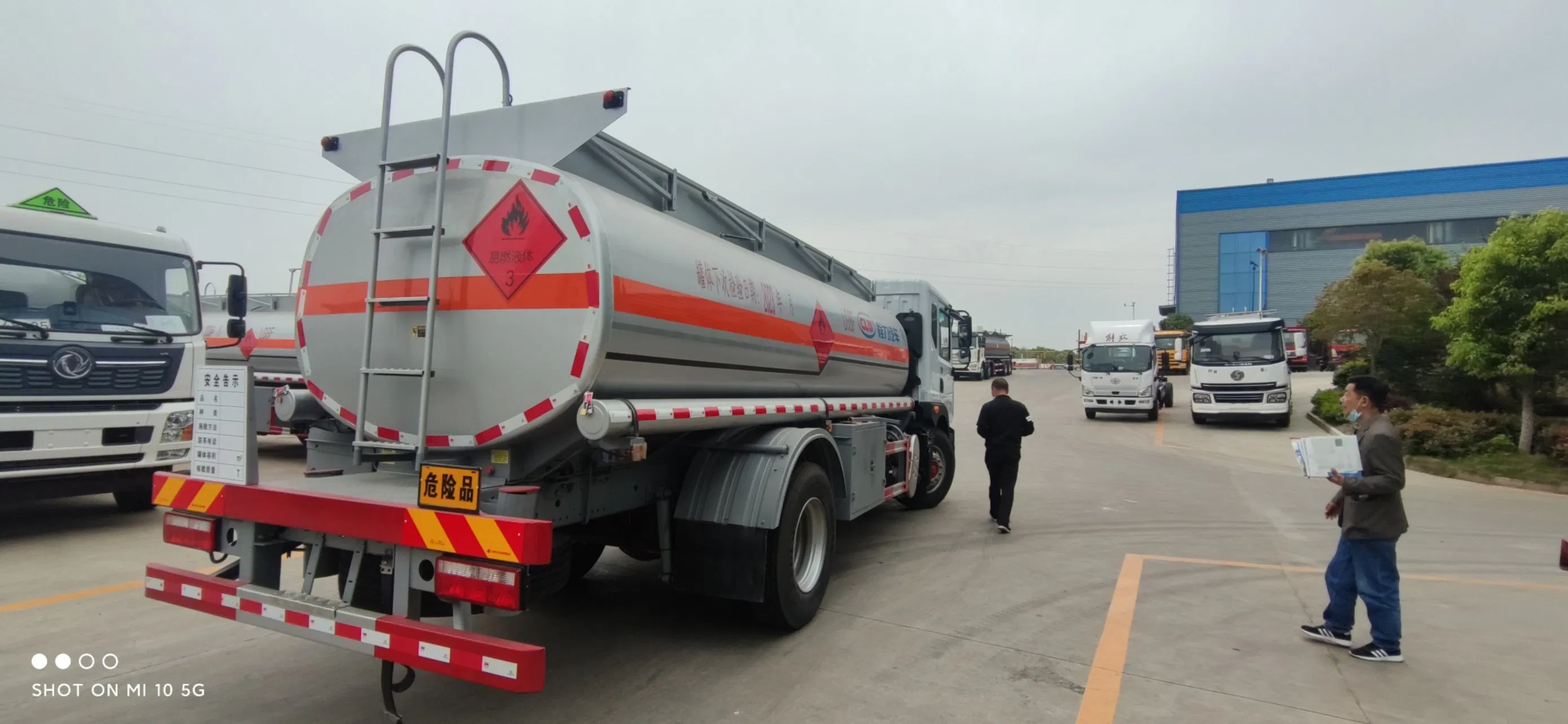 Dongfeng 4X2 13000 Liters Crude Gas Diesel Oil Tanker Fuel Tank Truck with Fuel Dispenser in Pakistan Kenya Low Price and High Quality