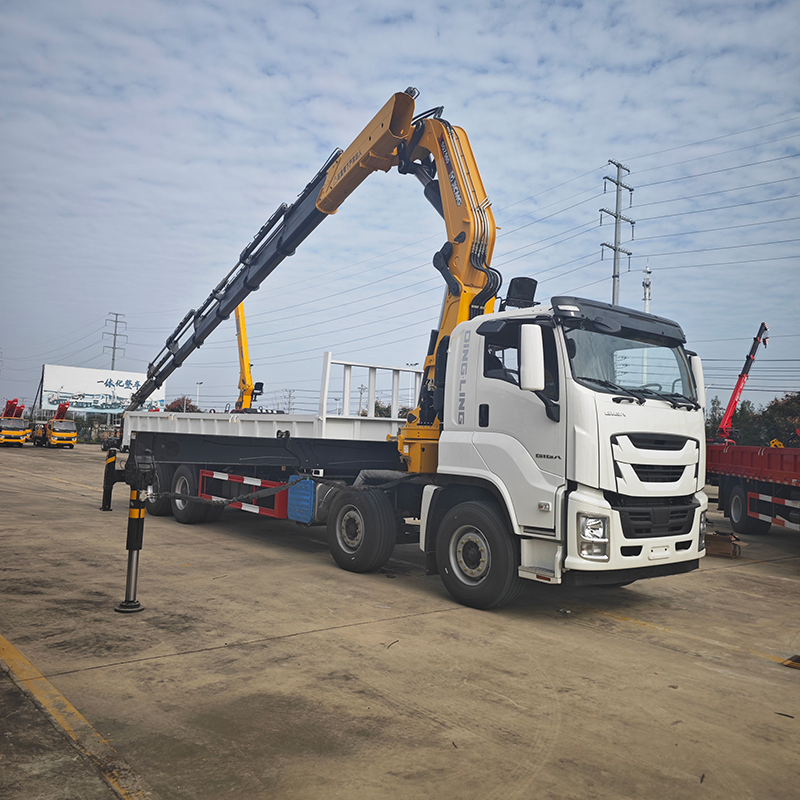 8×4 28 Ton Heavy-Duty Mobile Crane Truck 8-Section Boom High Extension Length Ideal for Large-Scale Construction Projects