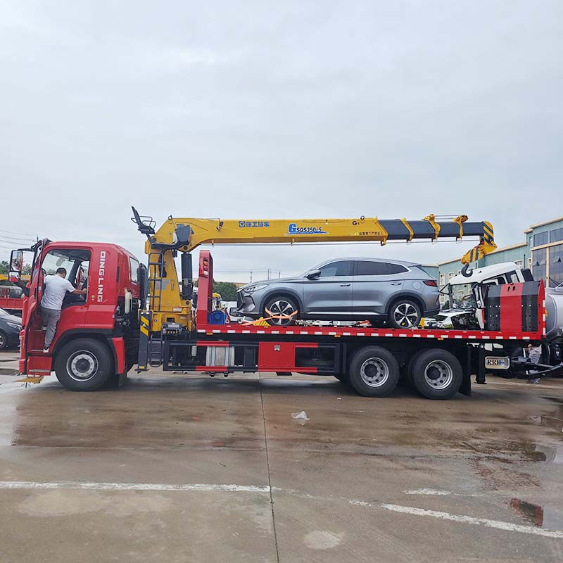 6×4 Integrated Tow Truck Equipped with a 14-Ton Crane, It Can Lift Disabled Vehicles Stuck in Difficult Terrain and Transfer Them to a Flatbed.