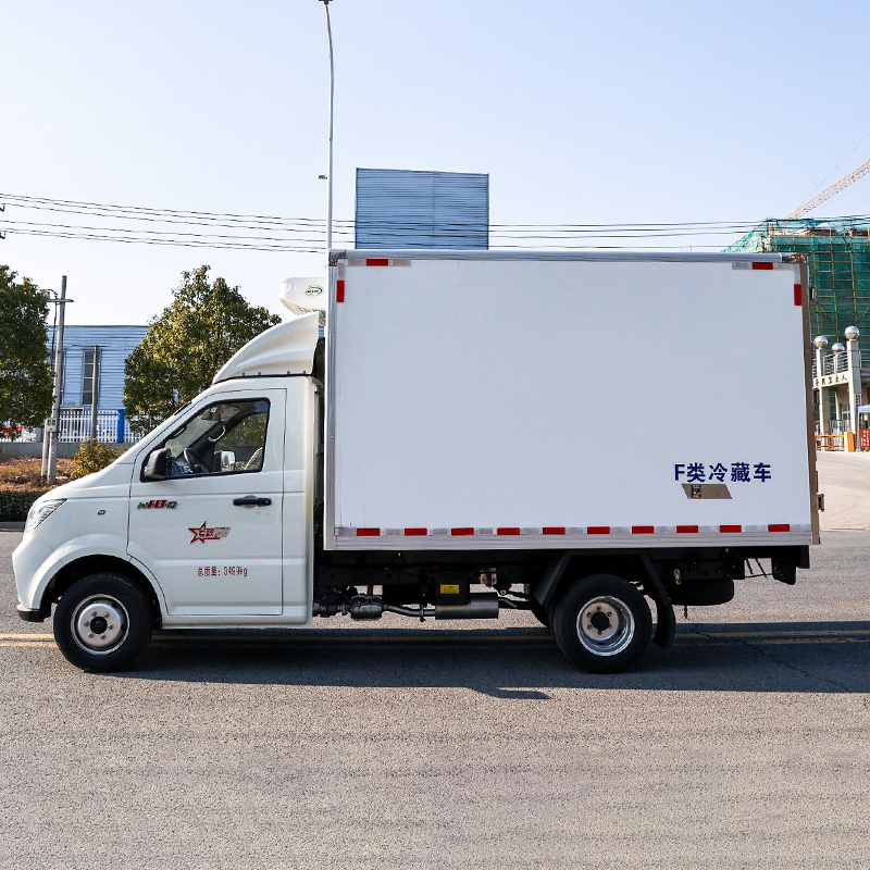 Dongfeng 4X2 Small Chiller Lorry Refrigerator Van Cooling Box Truck for Sale