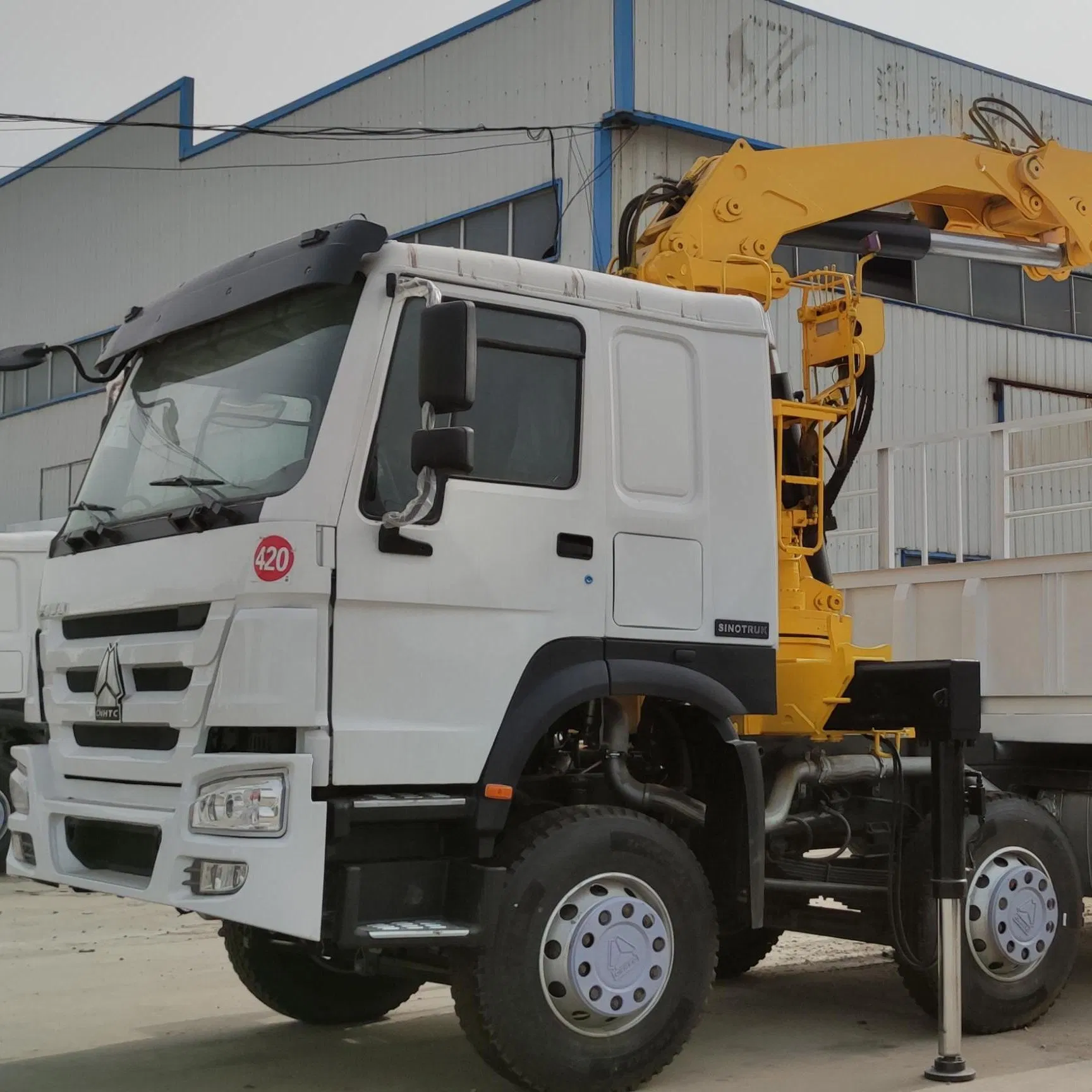 Sinotruk HOWO 371 6X4 8X4 Mobile Crane Truck Rhd LHD 10 Ton Crane Truck