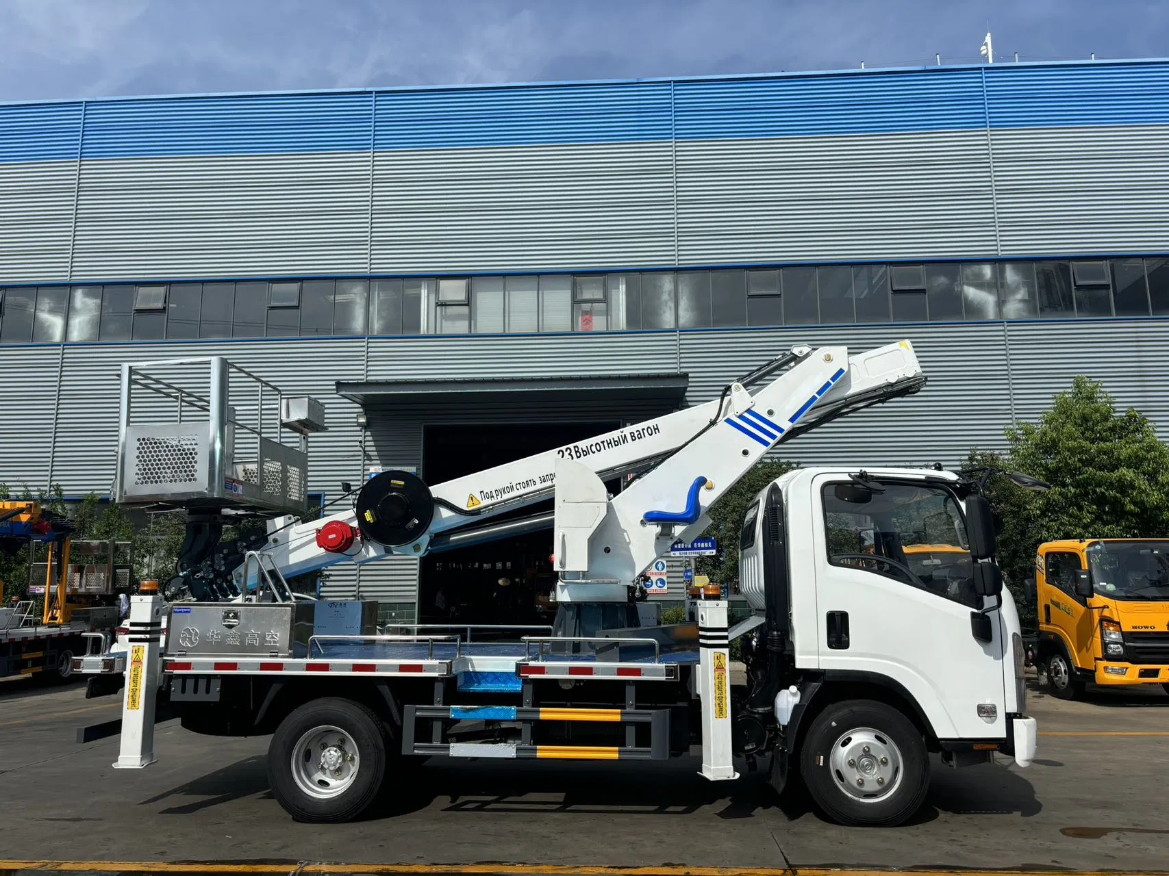 Isuzu Elf 4X2 Drive 24m 28m 33m Hydraulic Ladder Truck Insulated Boom Aerial Work Platform Hanging Basket Hydraulic Ladder Truck