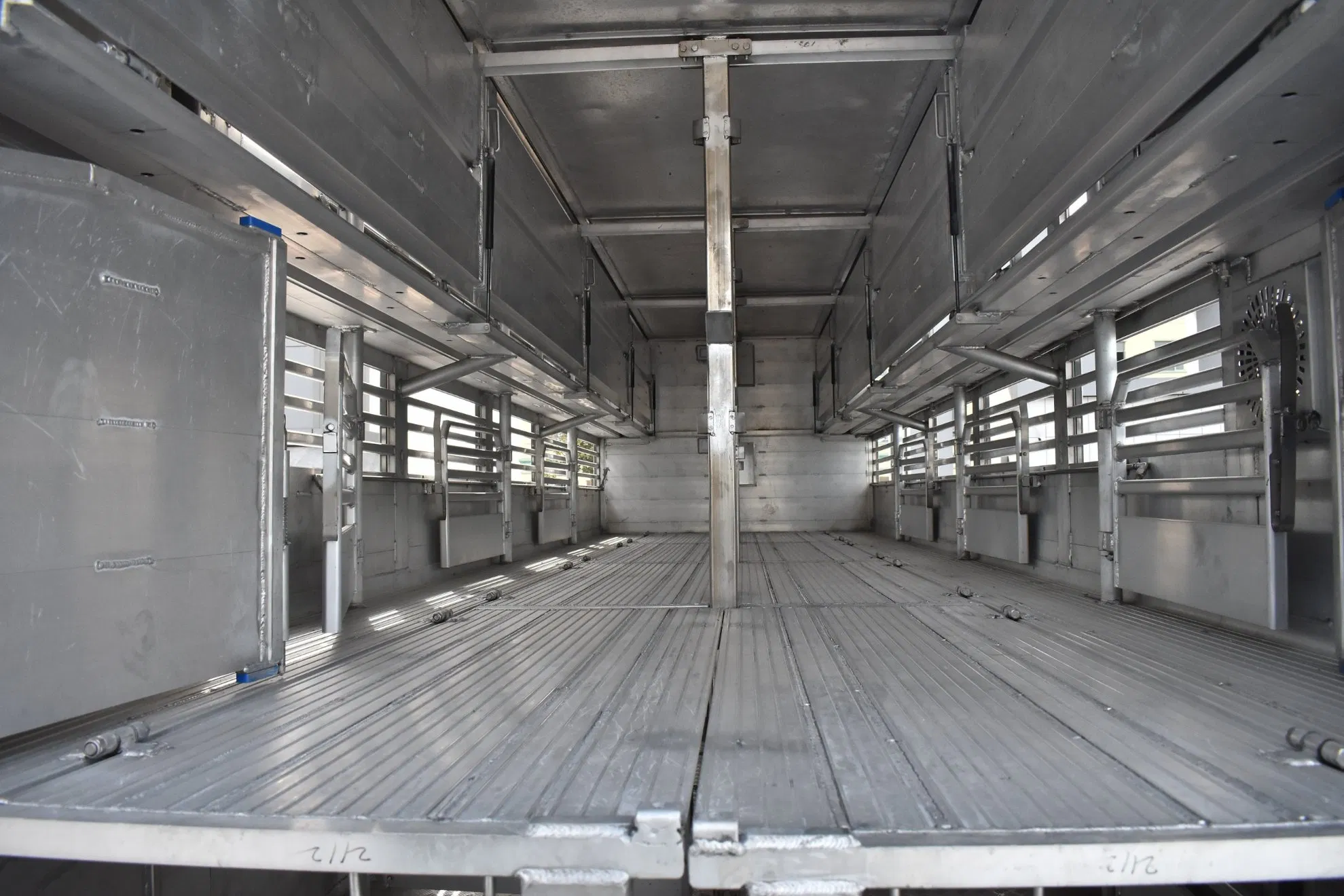 Safety Protective Transport Stable Guardrails Livestock Truck for Pig Transport