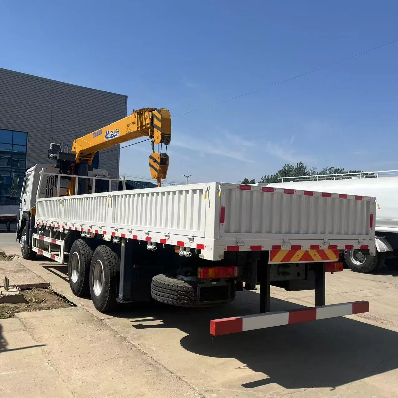 Sinotruk HOWO 10ton 12ton 14ton 16ton Crane Truck Mounted Crane with Telescopic