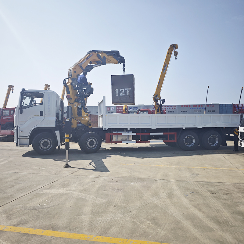 8×4 28 Ton Heavy-Duty Mobile Crane Truck 8-Section Boom High Extension Length Ideal for Large-Scale Construction Projects