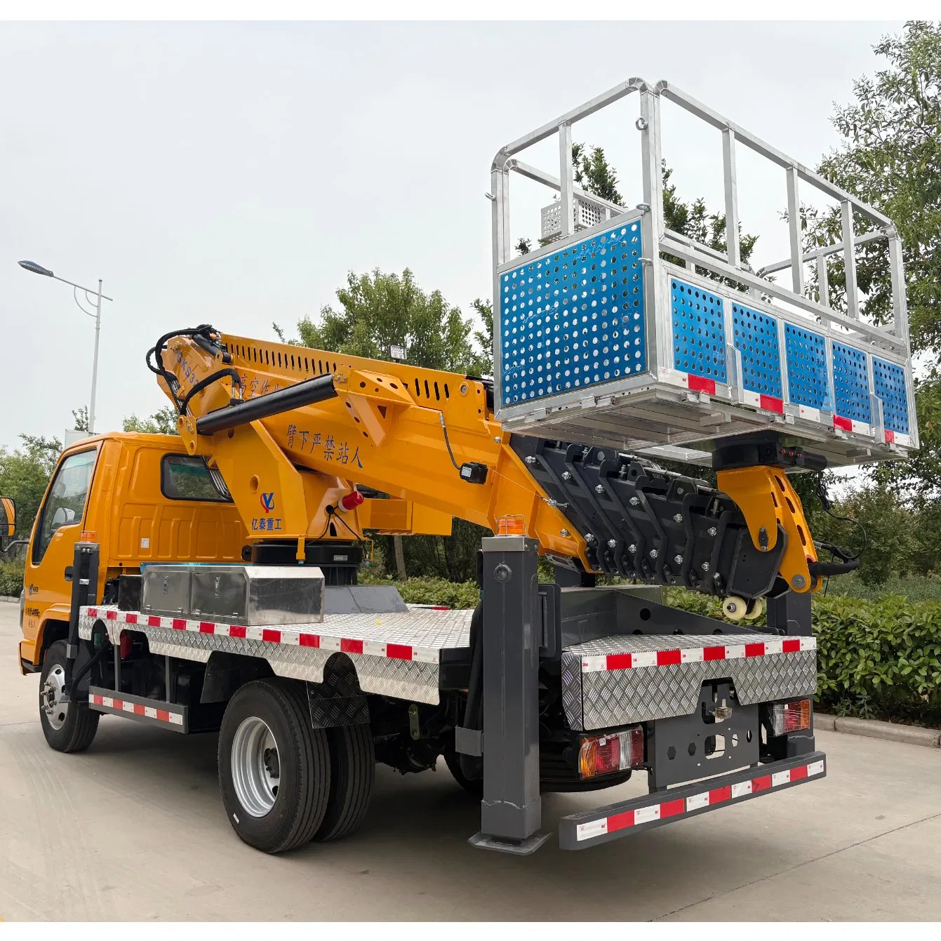 China Factory Aerial Work Platform 32m High-Altitude Bucket Truck Aerial Lift Truck