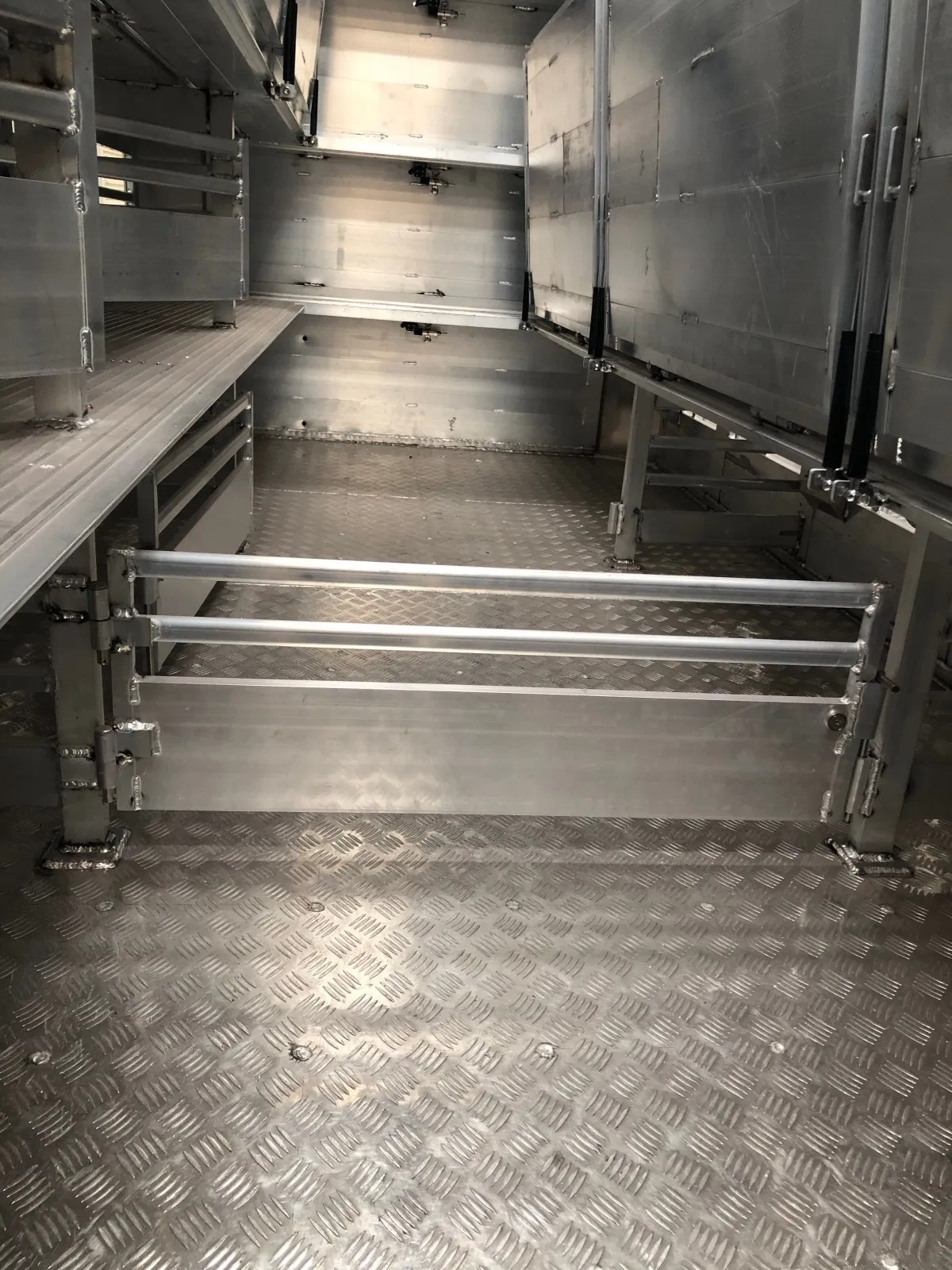 60~90 Pcs FAW Livestock transport truck Live Pig Hog Goat Sheep Truck