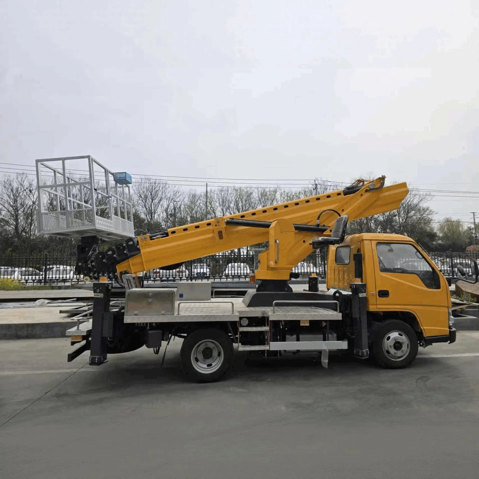 30.5 Meter Truck Mounted Aerial Work Platform with Extra Large Working Basket and Hydraulic Leveling System
