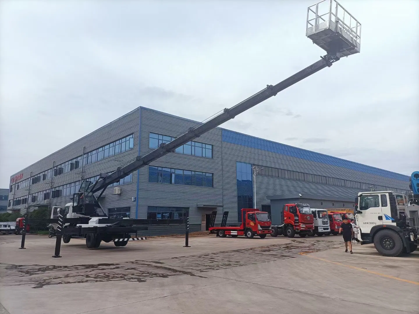Dongfeng 28 30 32 34 36 38 Meters High Altitude Aerial Working Platform Insulated Bucket Truck Telescopic Arm Manned Lift Aerial Work Vehicle