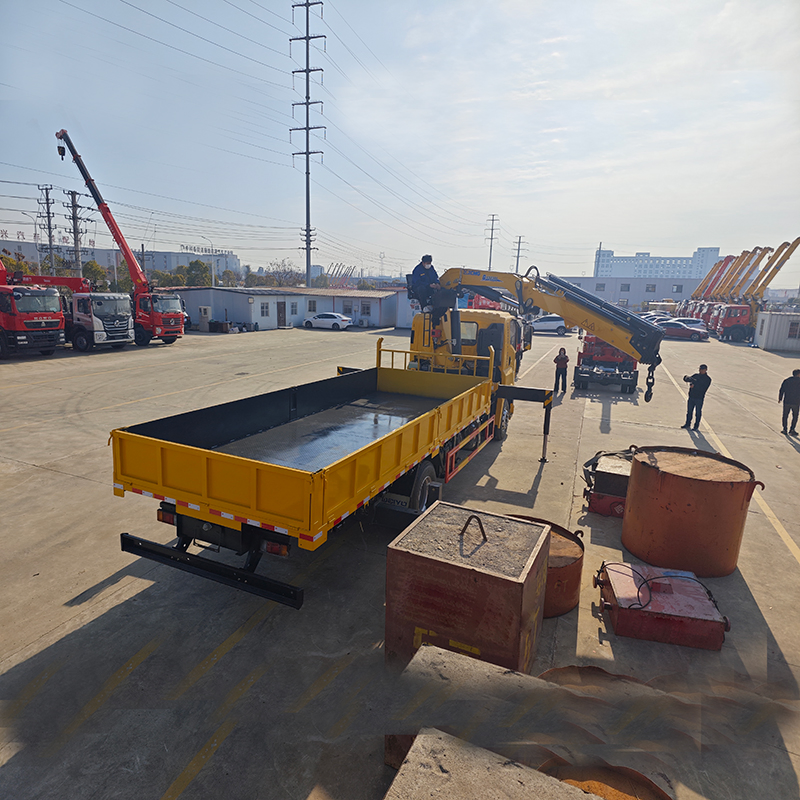 Japanese Brand 4X2 Crane Truck Xugong 10t Crane Truck Crane Arm for Sale