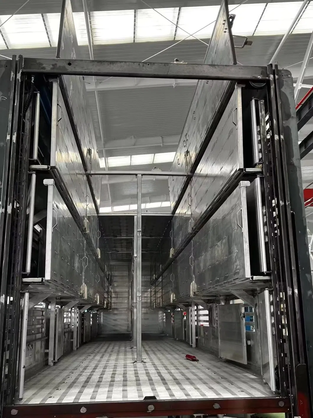 Livestock Transport Truck for Pigs and Cows-Custom Box Sizes, Air Conditioning &amp; Filter Monitoring