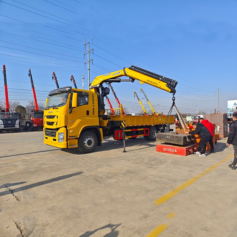 Japanese Brand 4X2 Crane Truck Xugong 10t Crane Truck Crane Arm for Sale