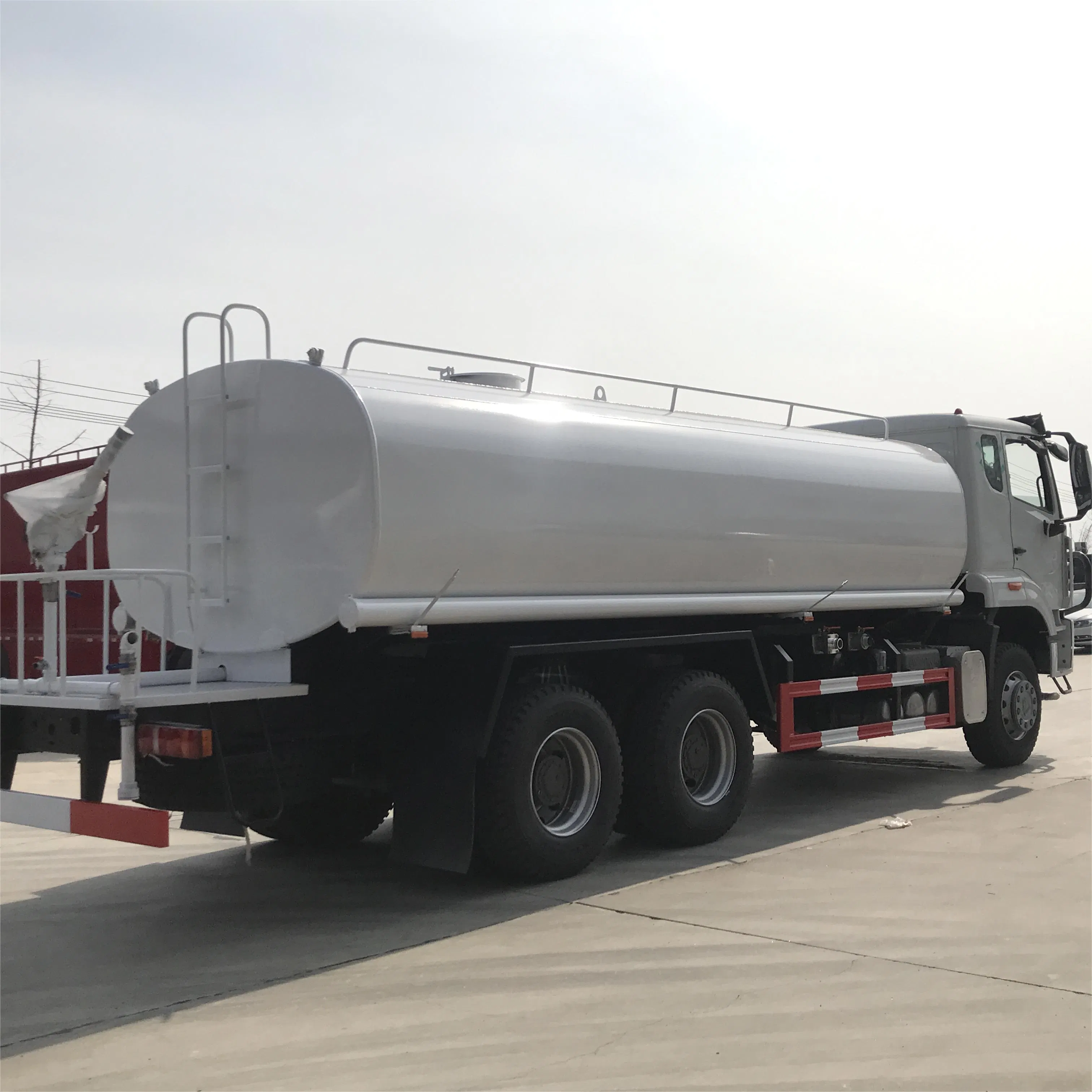 Sinotruk HOWO New Used Factory 4X2 6X4 8X4 300HP 380HP 400HP 10cub 20cub 30cub Cargo Heavy Fire Fighting Drinking Sprinkler Bowser Water Tanker Tank Truck