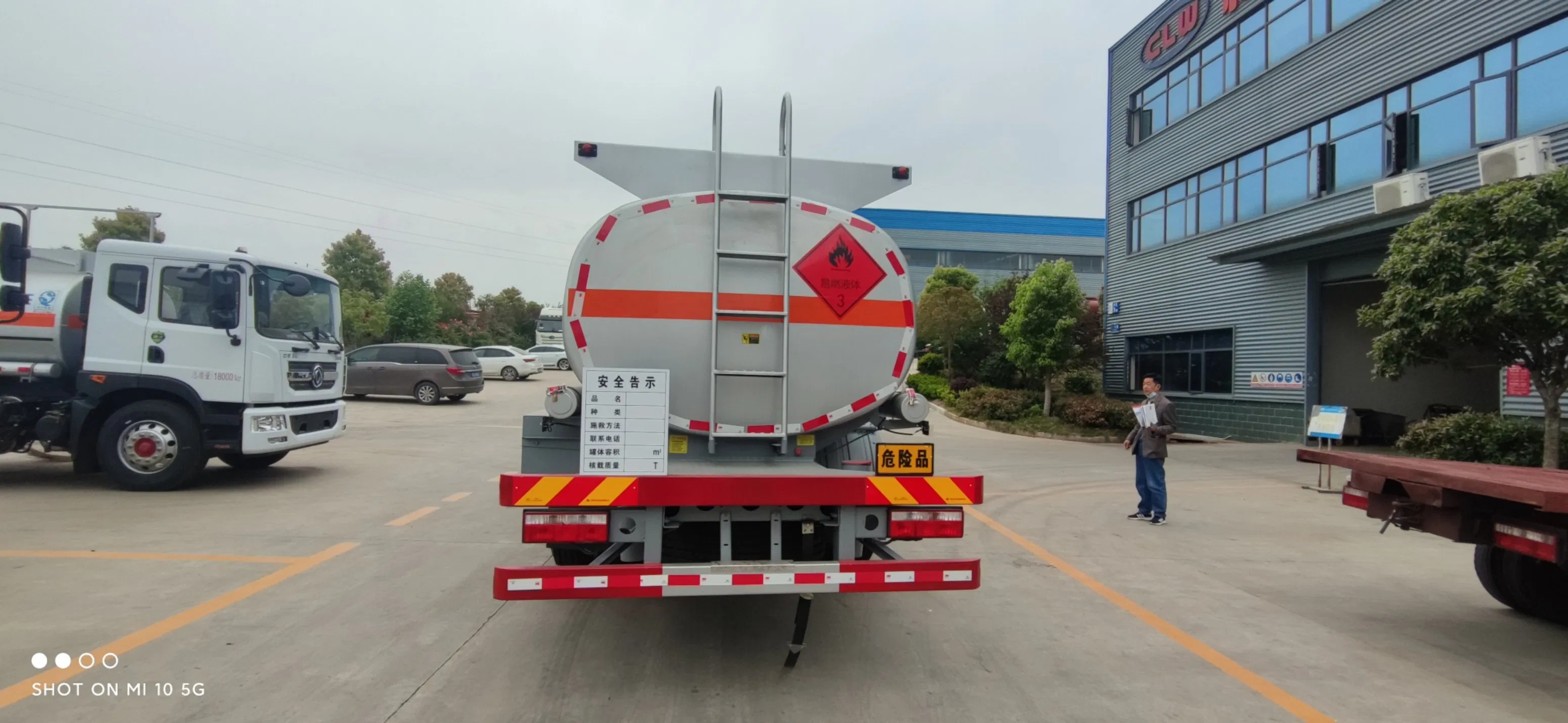 Dongfeng 4X2 13000 Liters Crude Gas Diesel Oil Tanker Fuel Tank Truck with Fuel Dispenser in Pakistan Kenya Low Price and High Quality
