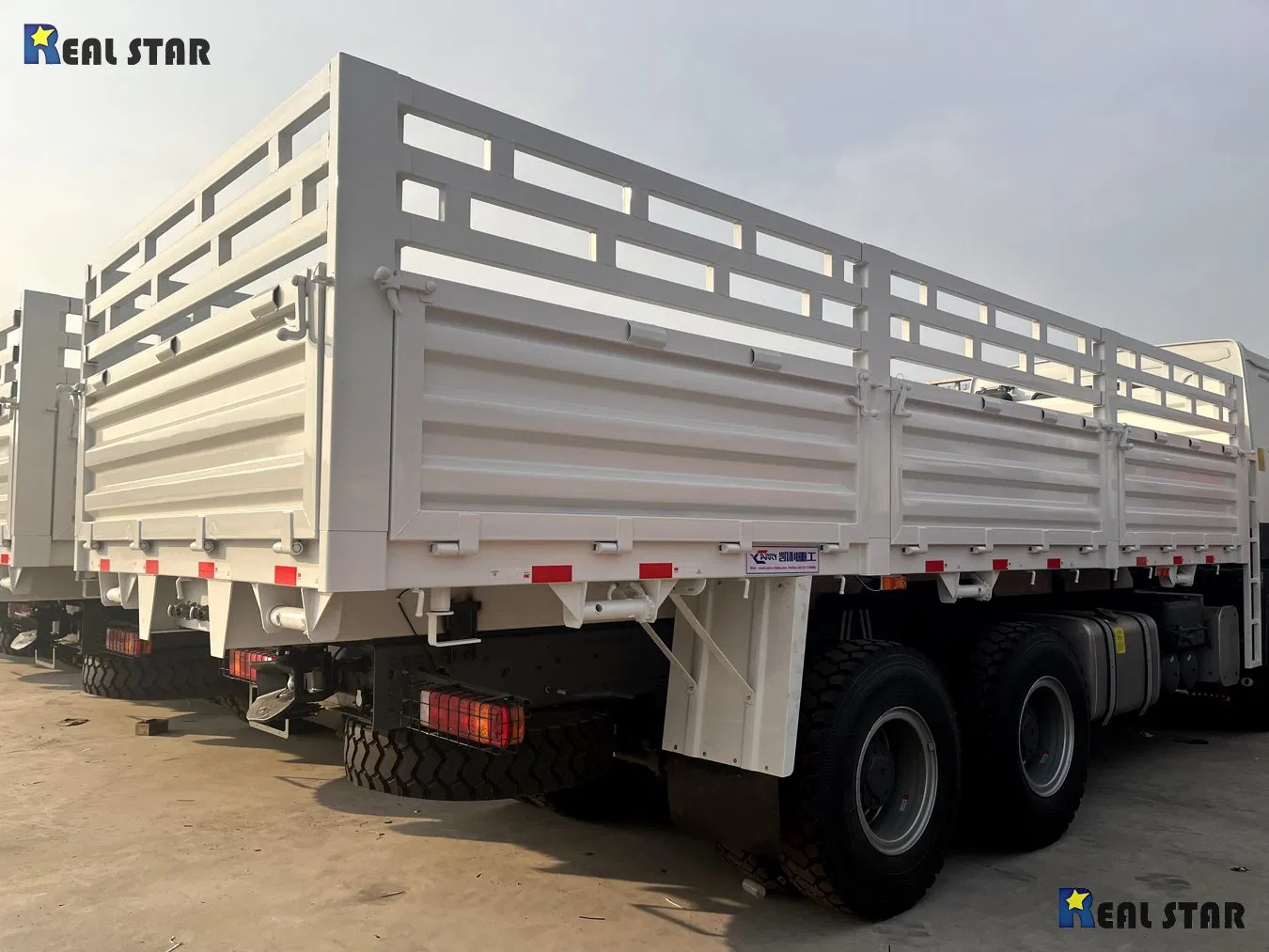 China Factory Sinotruk HOWO 6X4 Cattle Transport 40 Tons Fence Livestock Stake Body Bed Skeleton Skeletal Carrier Box Van Cargo Truck