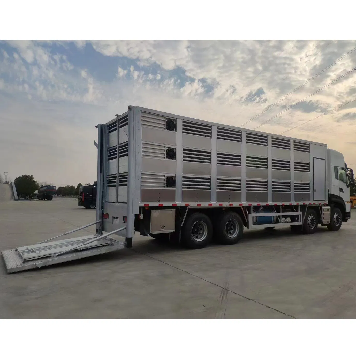 Made in China Aluminum Alloy 8*4 Pig Cart and Sheep Cart Can Pull 800-1000 Livestock and Poultry Transport Trucks