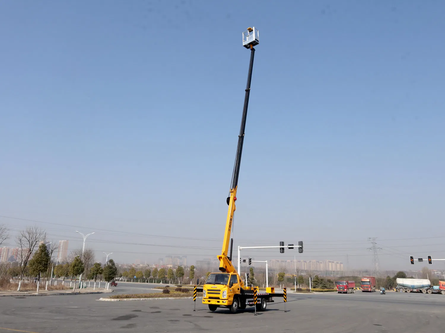 Jmc 4X2 20m 30m Aerial Working Work Platform Manlift Truck Cherry Picker Boom Lift Bucket Truck