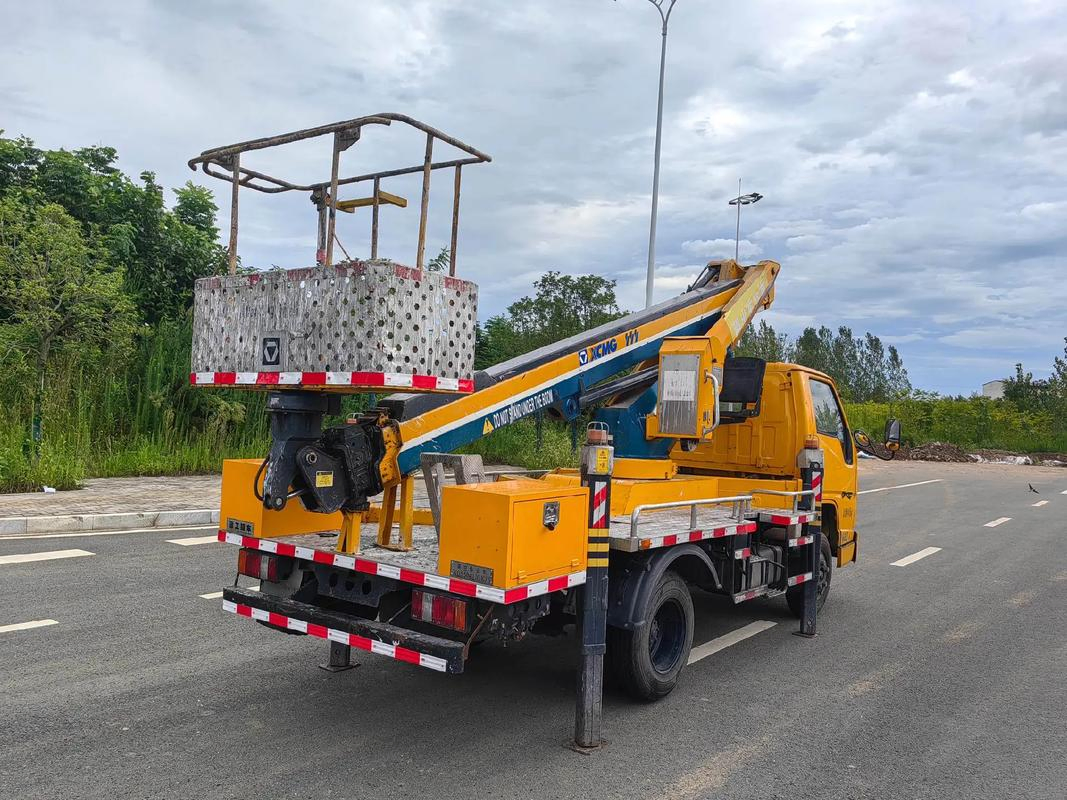 High Altitude Operation 25m 29m 30m 32m 33m 42m 45m 48m Aerial Work Ladder Lift Platform Lifting Pickup Crawler Bucket Hydraulic FAW HOWO Specification Truck
