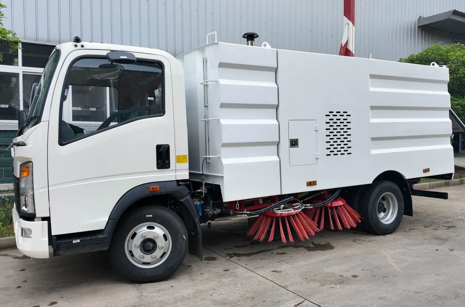 SINOTRUK HOWO 4x2 Municipal Road Sweeper Truck Road Clean Truck High-Performance Sweeping Brushes and Intelligent Remote Operation System Sweeper Truck
