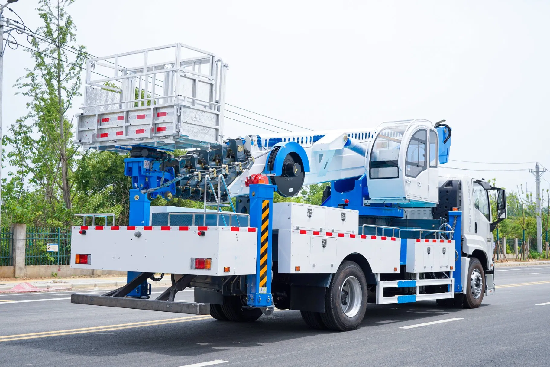 4X2 Hydraulic Aerial Work Platform Truck for Factory Equipment Repair