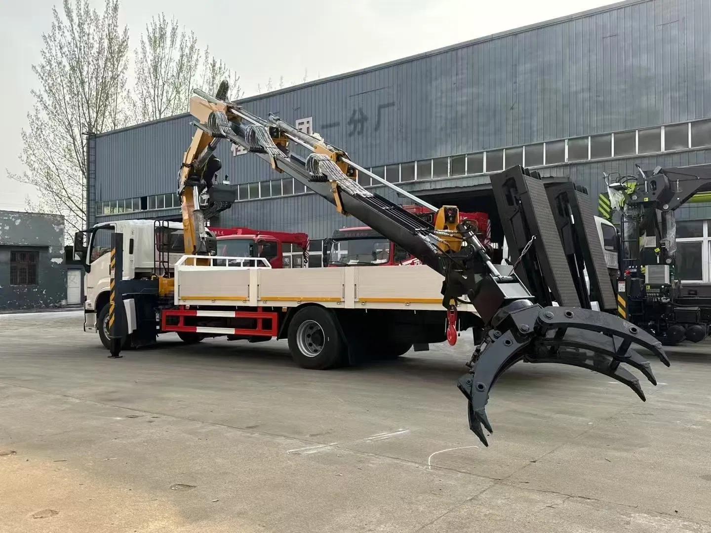 Practical 1suzu 4X2 Flatbed Hauler Truck with Log Grapple Attachment