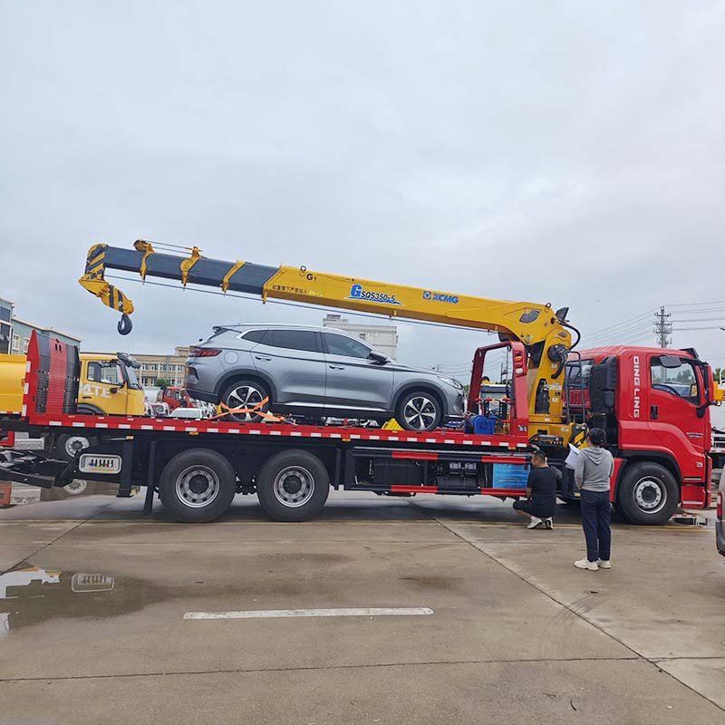 6×4 Integrated Tow Truck Equipped with a 14-Ton Crane, It Can Lift Disabled Vehicles Stuck in Difficult Terrain and Transfer Them to a Flatbed.