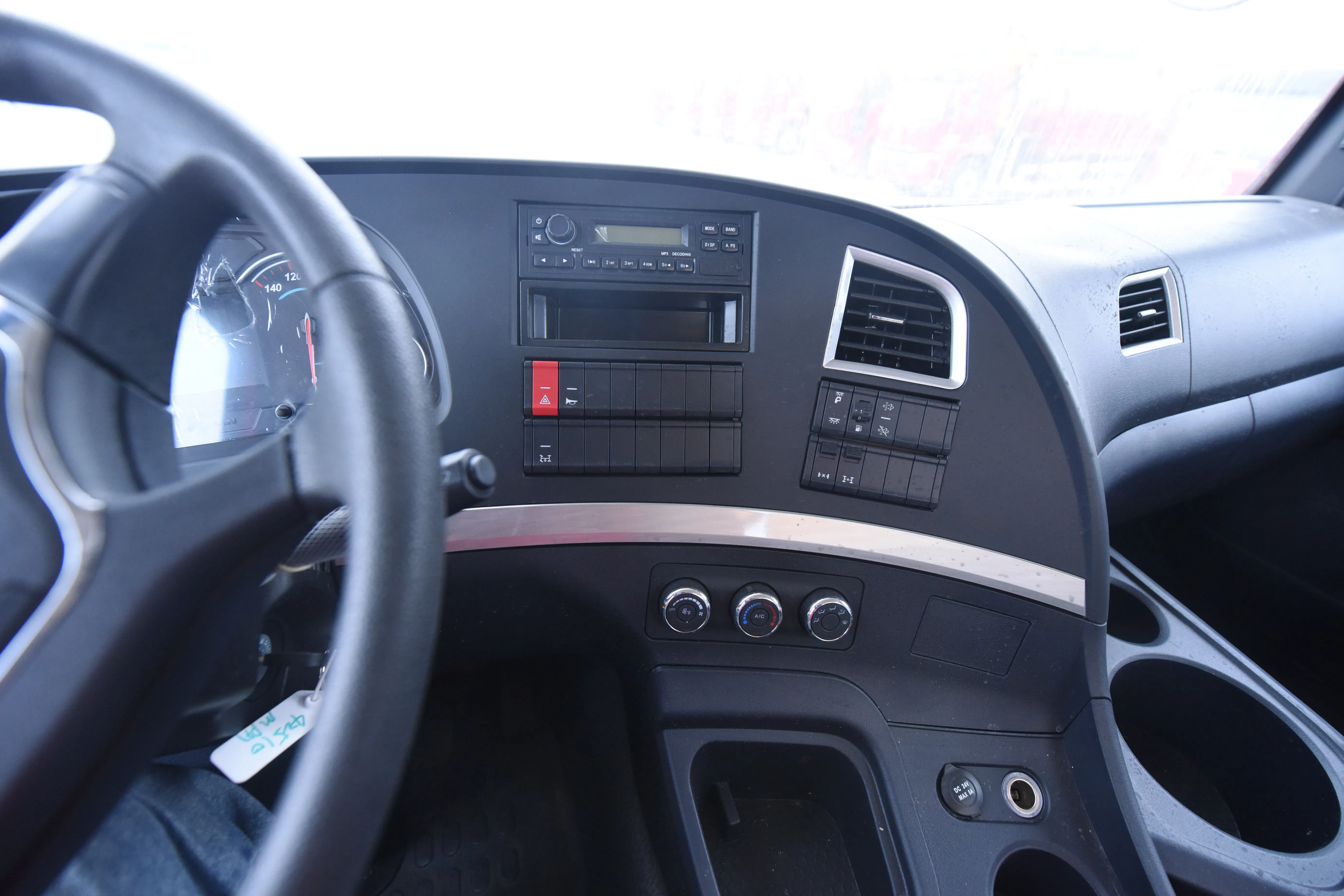 Efficient Crane Truck with Load-Retractable Boom for Heavy Operations