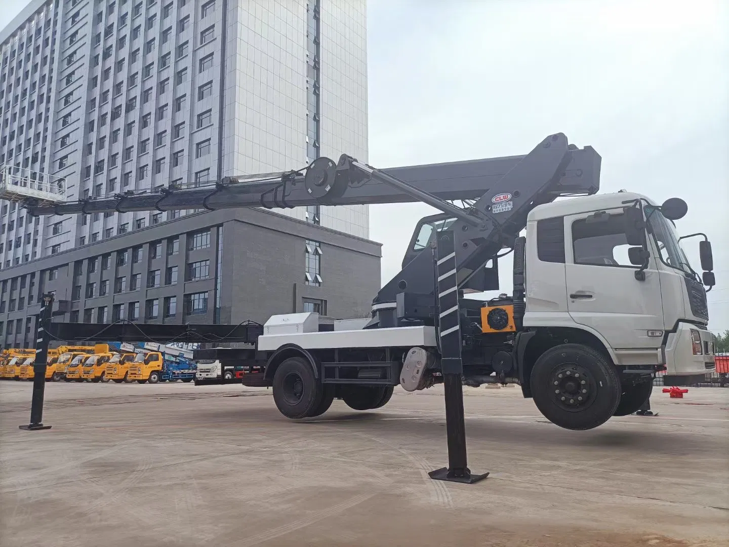 Dongfeng 28 30 32 34 36 38 Meters High Altitude Aerial Working Platform Insulated Bucket Truck Telescopic Arm Manned Lift Aerial Work Vehicle