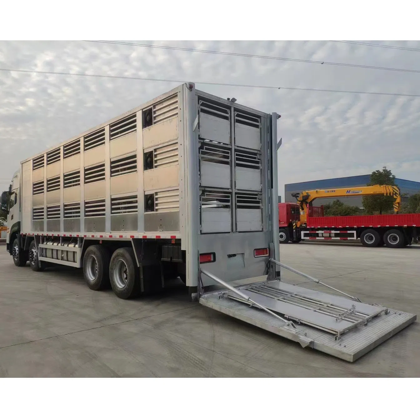 Made in China Aluminum Alloy 8*4 Pig Cart and Sheep Cart Can Pull 800-1000 Livestock and Poultry Transport Trucks