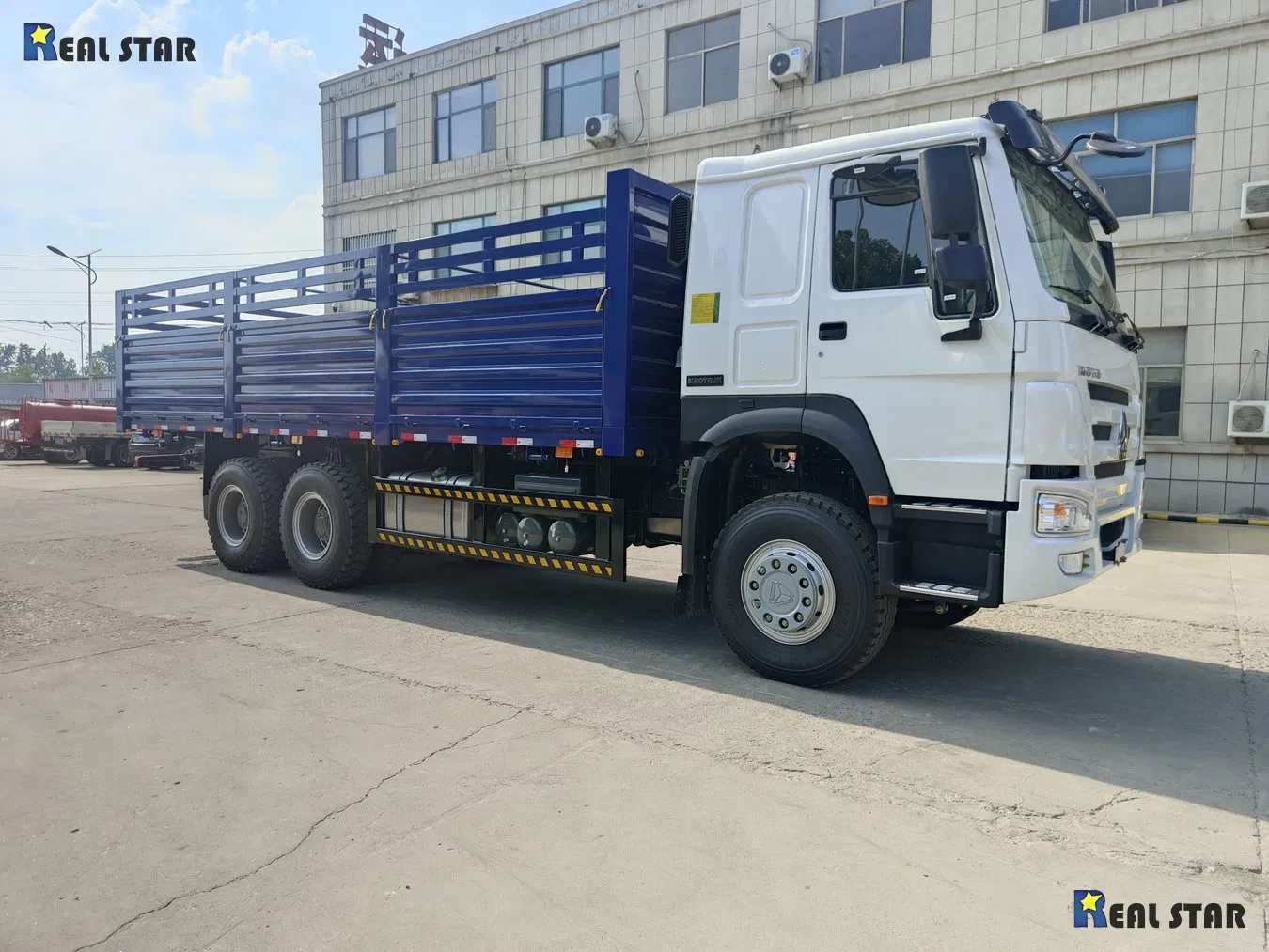 China Factory Sinotruk HOWO 6X4 Cattle Transport 40 Tons Fence Livestock Stake Body Bed Skeleton Skeletal Carrier Box Van Cargo Truck
