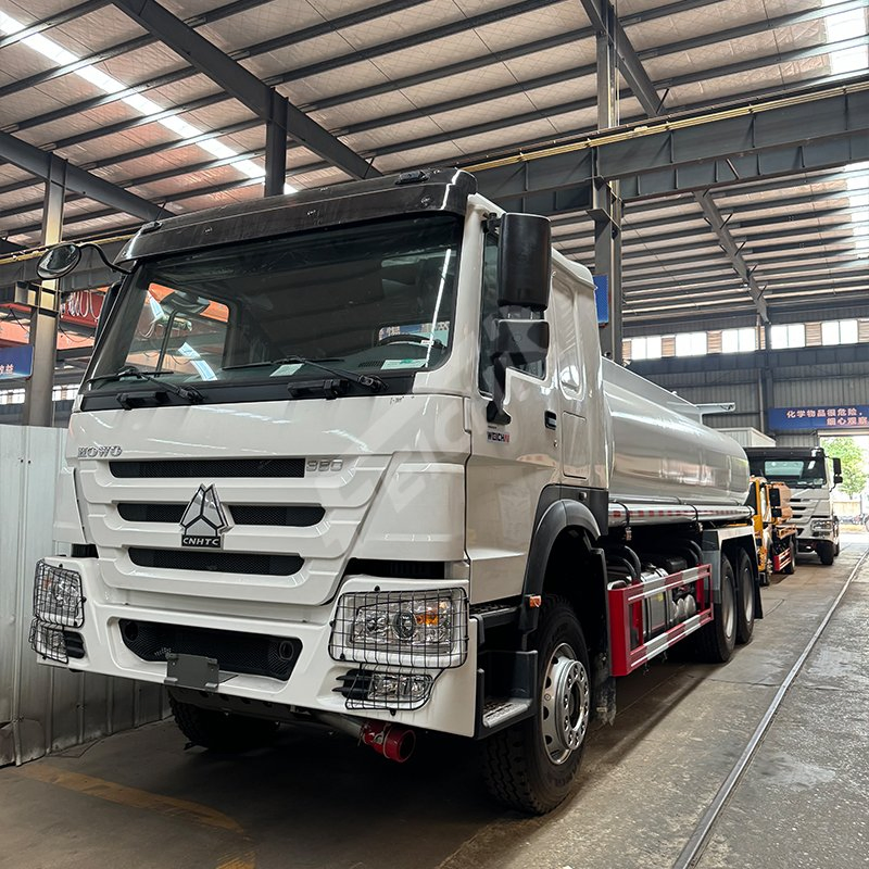 Sinotruk HOWO Tanker Oil Tank Truck 25000L 20000L Carbon Steel Tanker 6X4/8X4 10 Wheel 12 Wheel Oil Fuel Tanker Fuel Tanker Truck