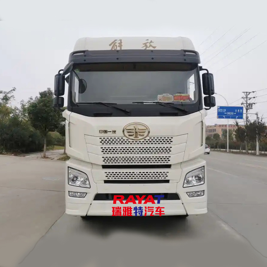 FAW 8*4 Bulk Feed Transport Truck with Large Capacity Tank for Livestock and Poultry Farming